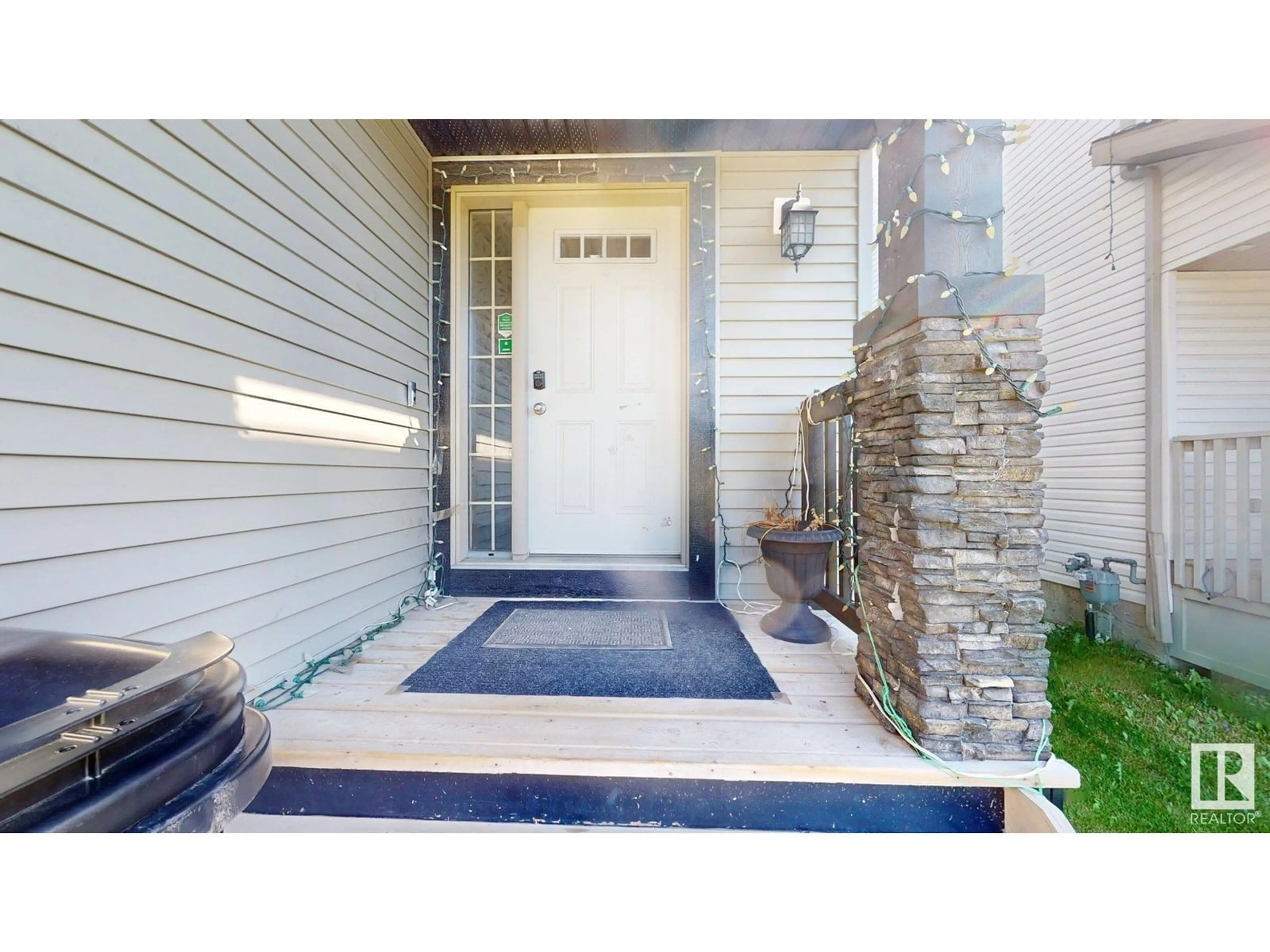 Indoor entryway for 2917 16 A AV, Edmonton Alberta T6T0P8