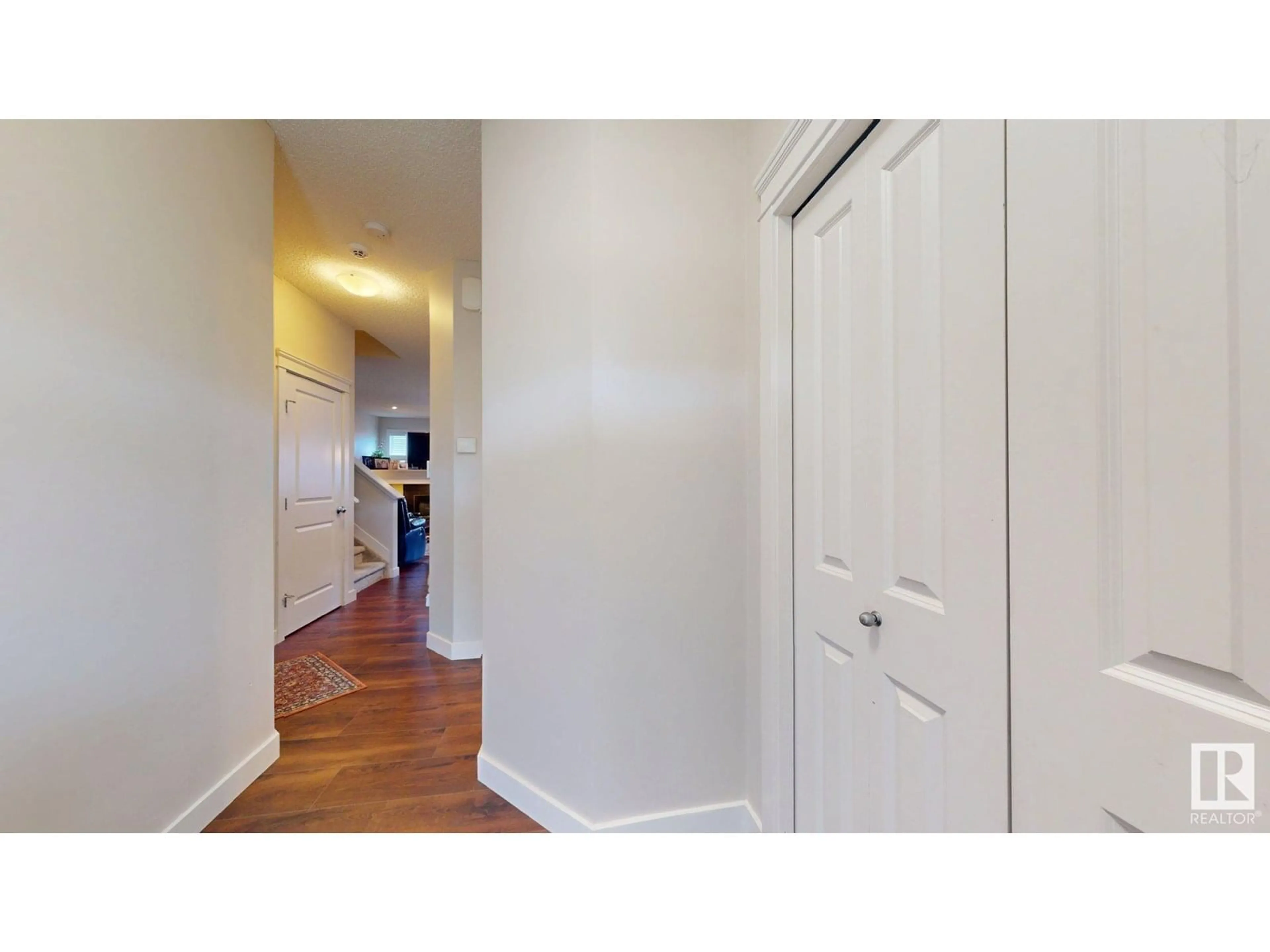 Indoor entryway for 2917 16 A AV, Edmonton Alberta T6T0P8