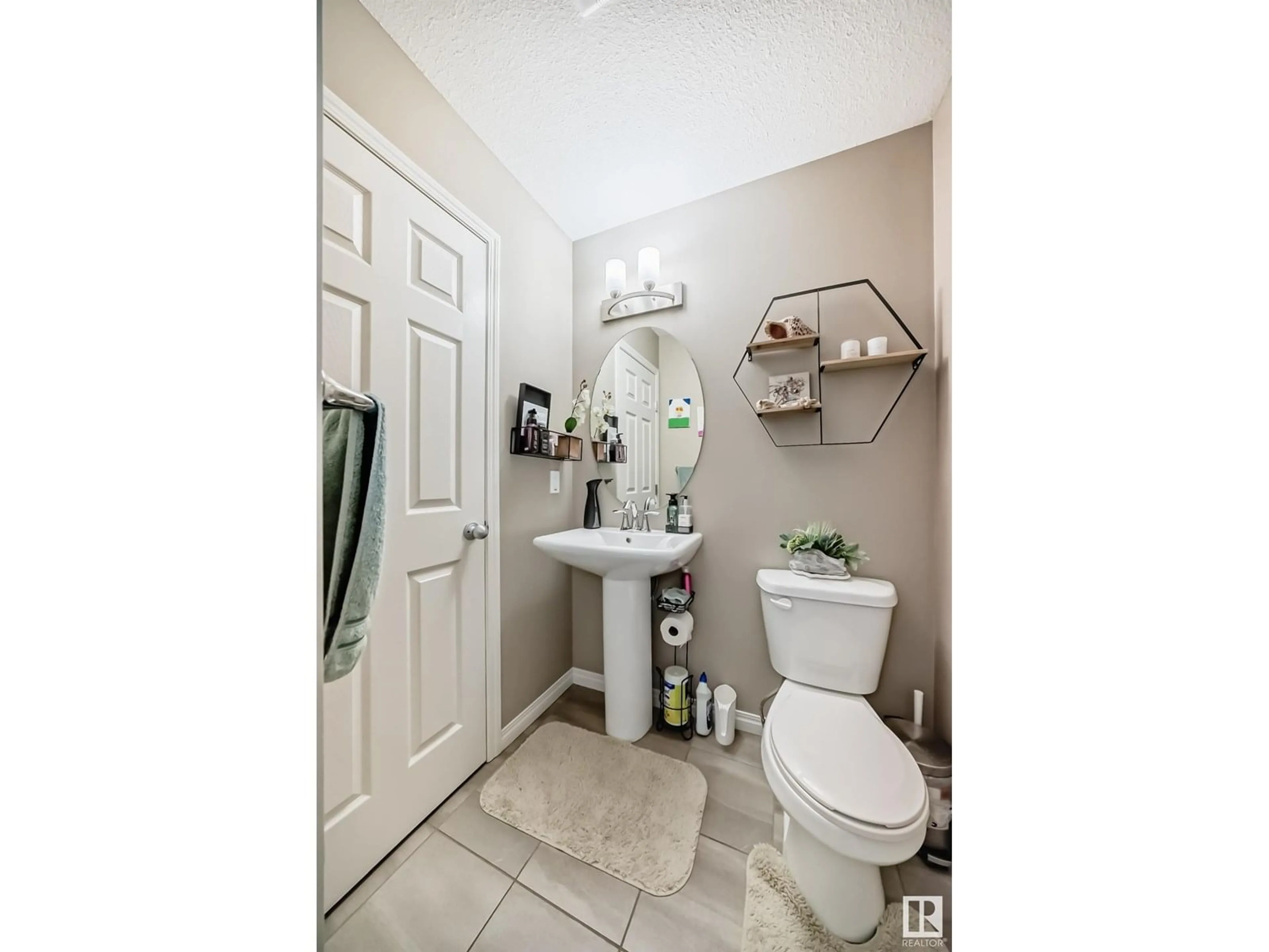 Standard bathroom, ceramic/tile floor for SW SW - 5212 21 AV, Edmonton Alberta T6X1V6