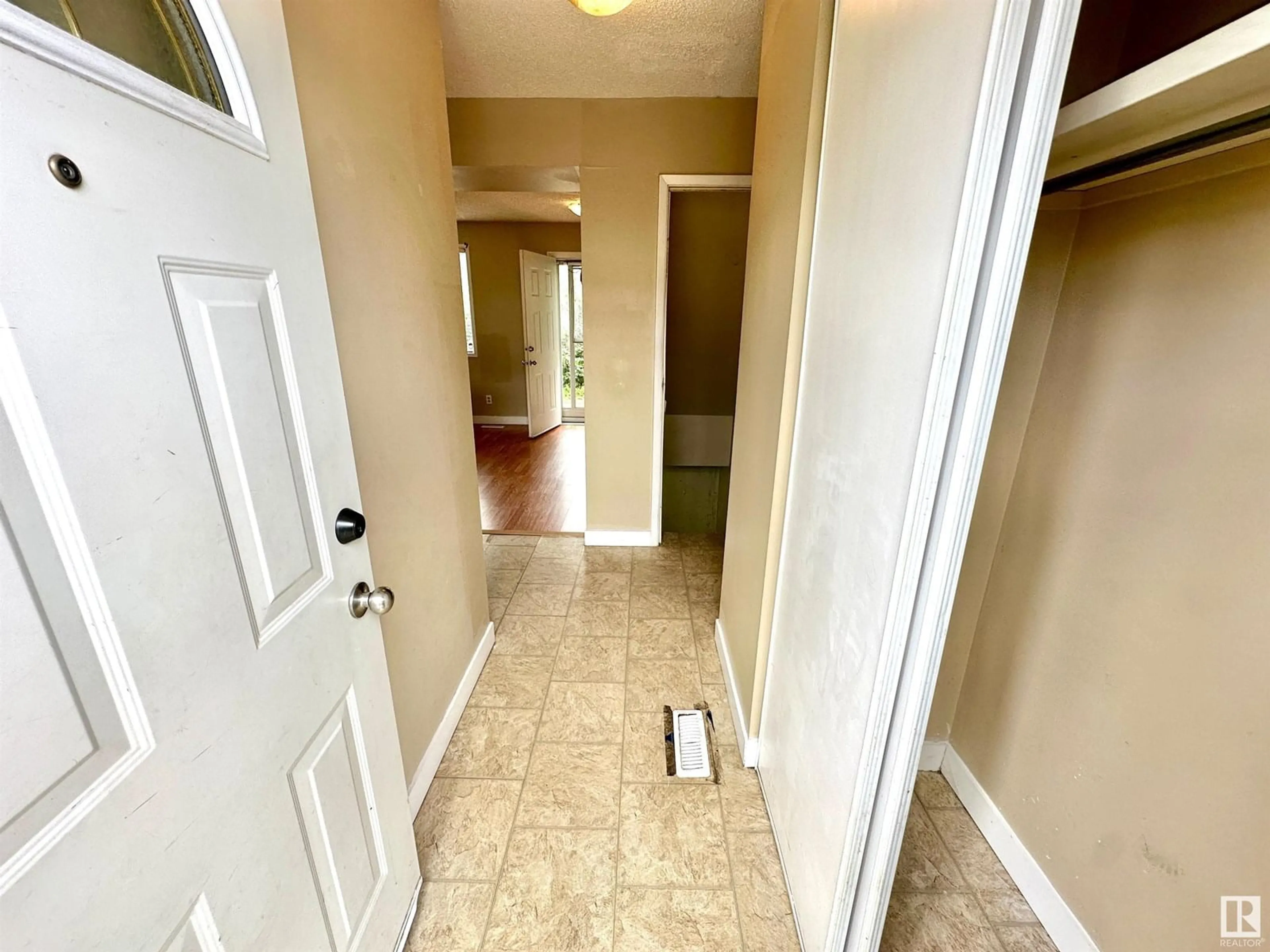 Indoor entryway for NW - 1527 KNOTTWOOD N, Edmonton Alberta T6K2B8
