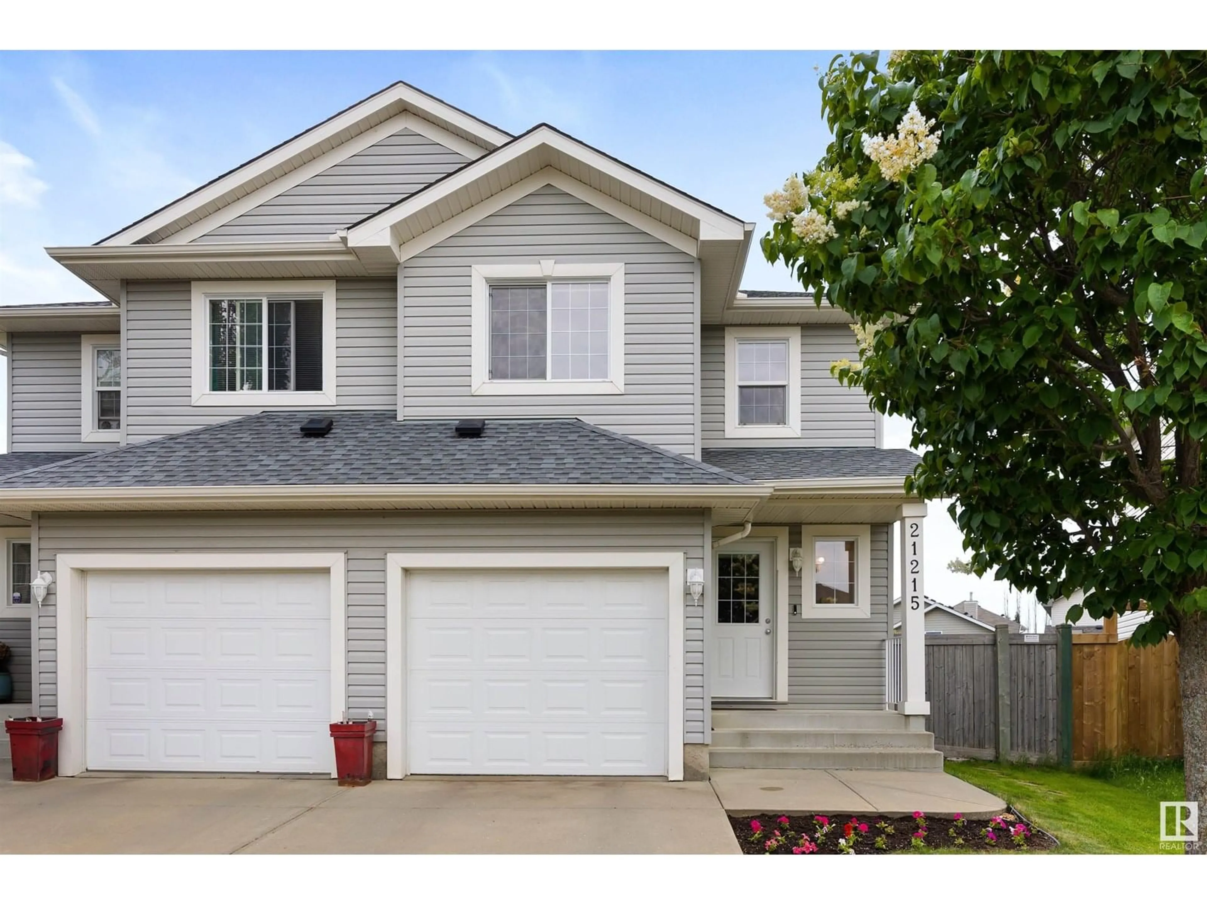 Home with vinyl exterior material, street for 21215 90 AV, Edmonton Alberta T5T6Z1