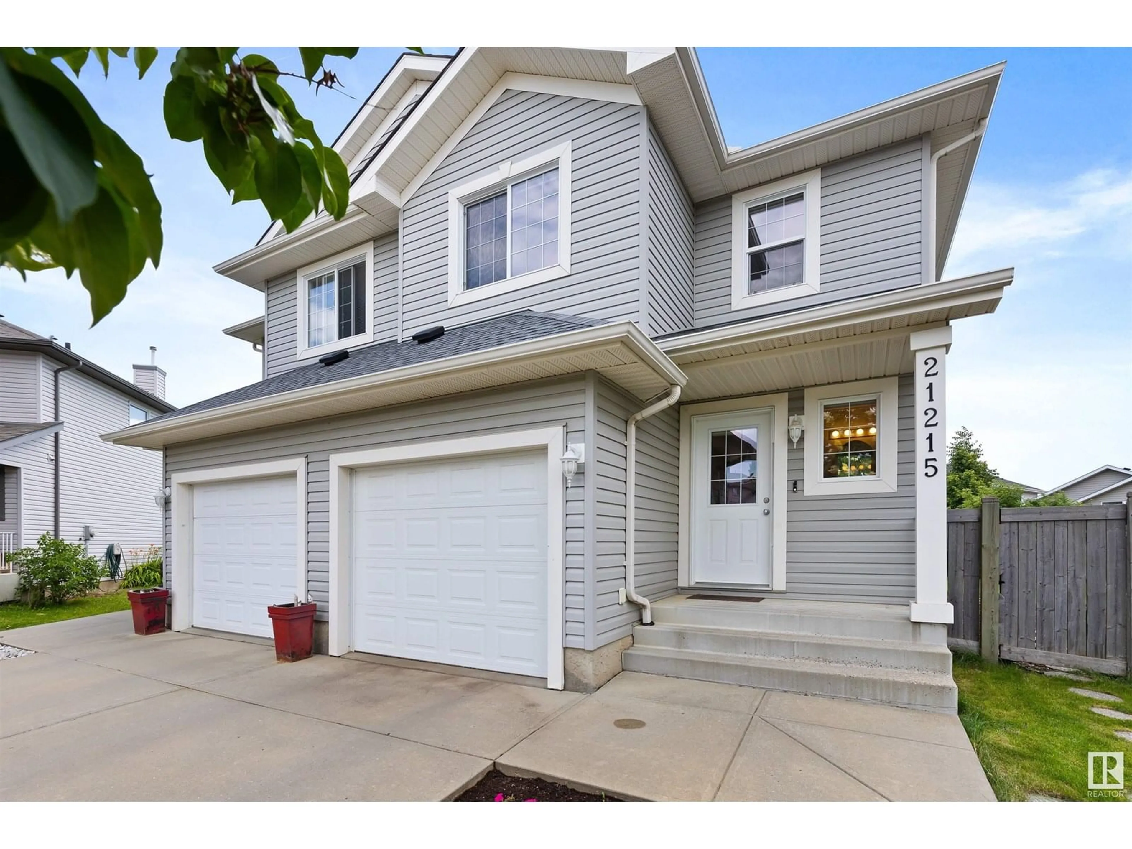 Home with vinyl exterior material, street for 21215 90 AV, Edmonton Alberta T5T6Z1
