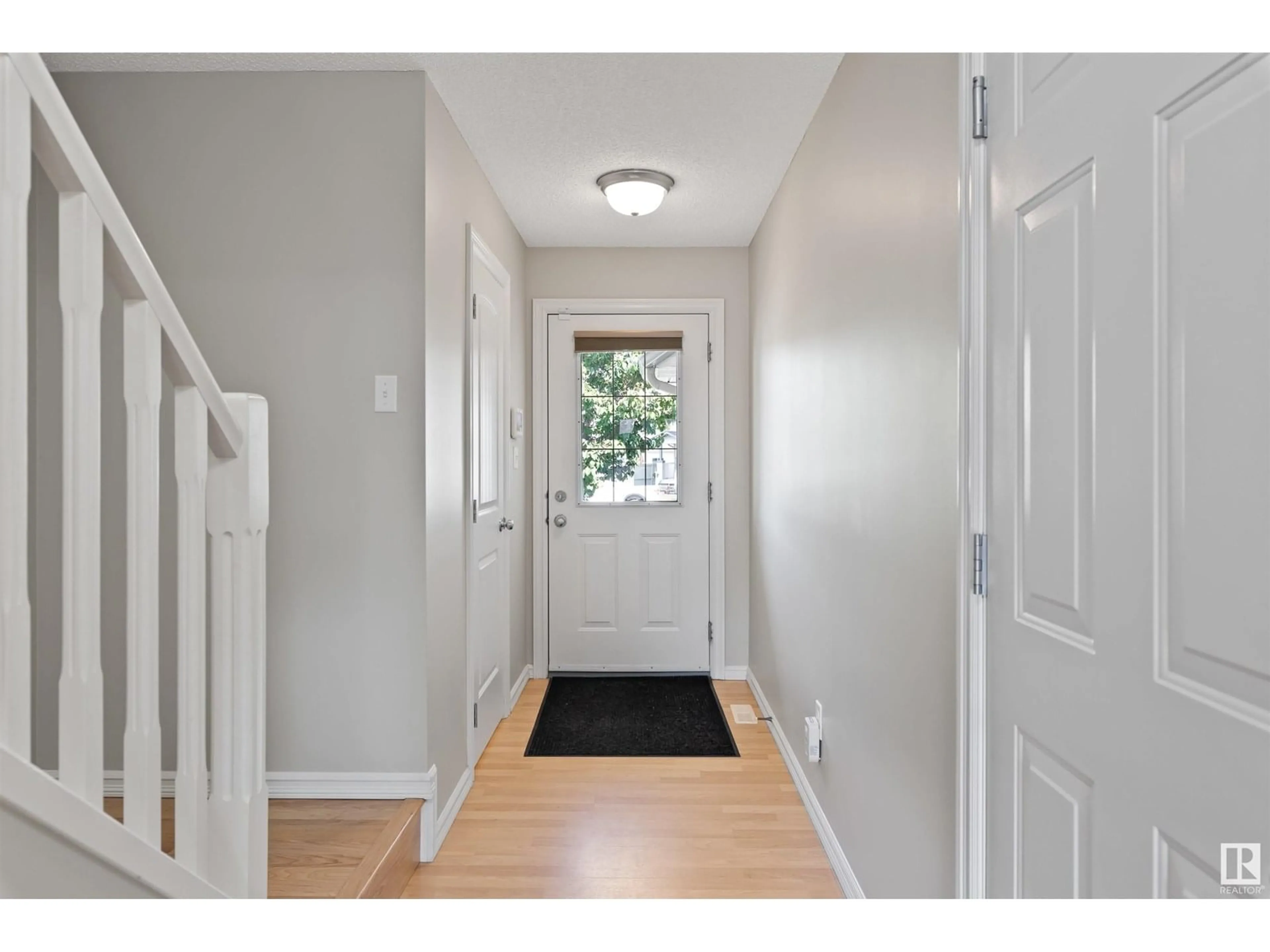 Indoor entryway for 21215 90 AV, Edmonton Alberta T5T6Z1