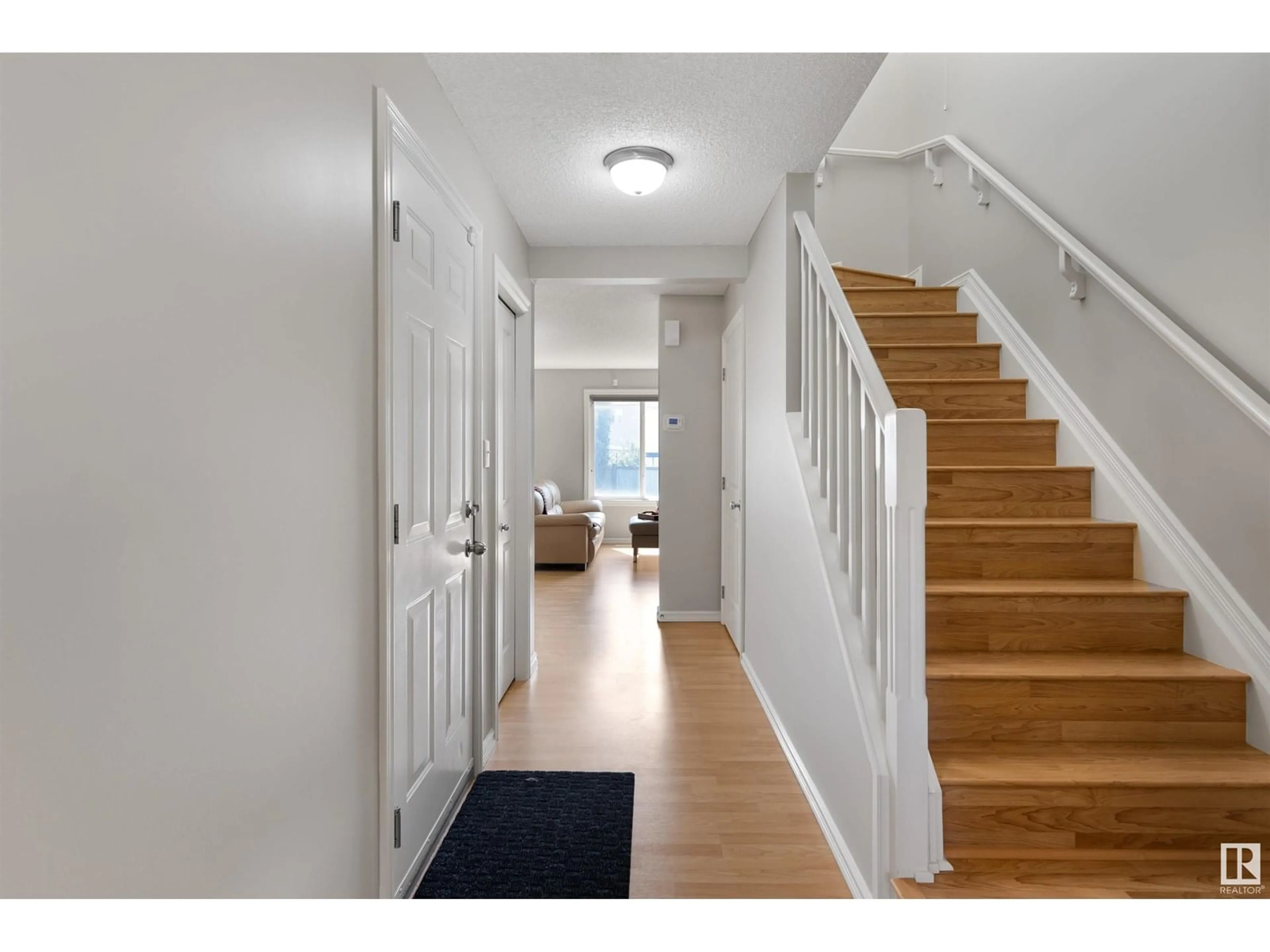Indoor entryway for 21215 90 AV, Edmonton Alberta T5T6Z1