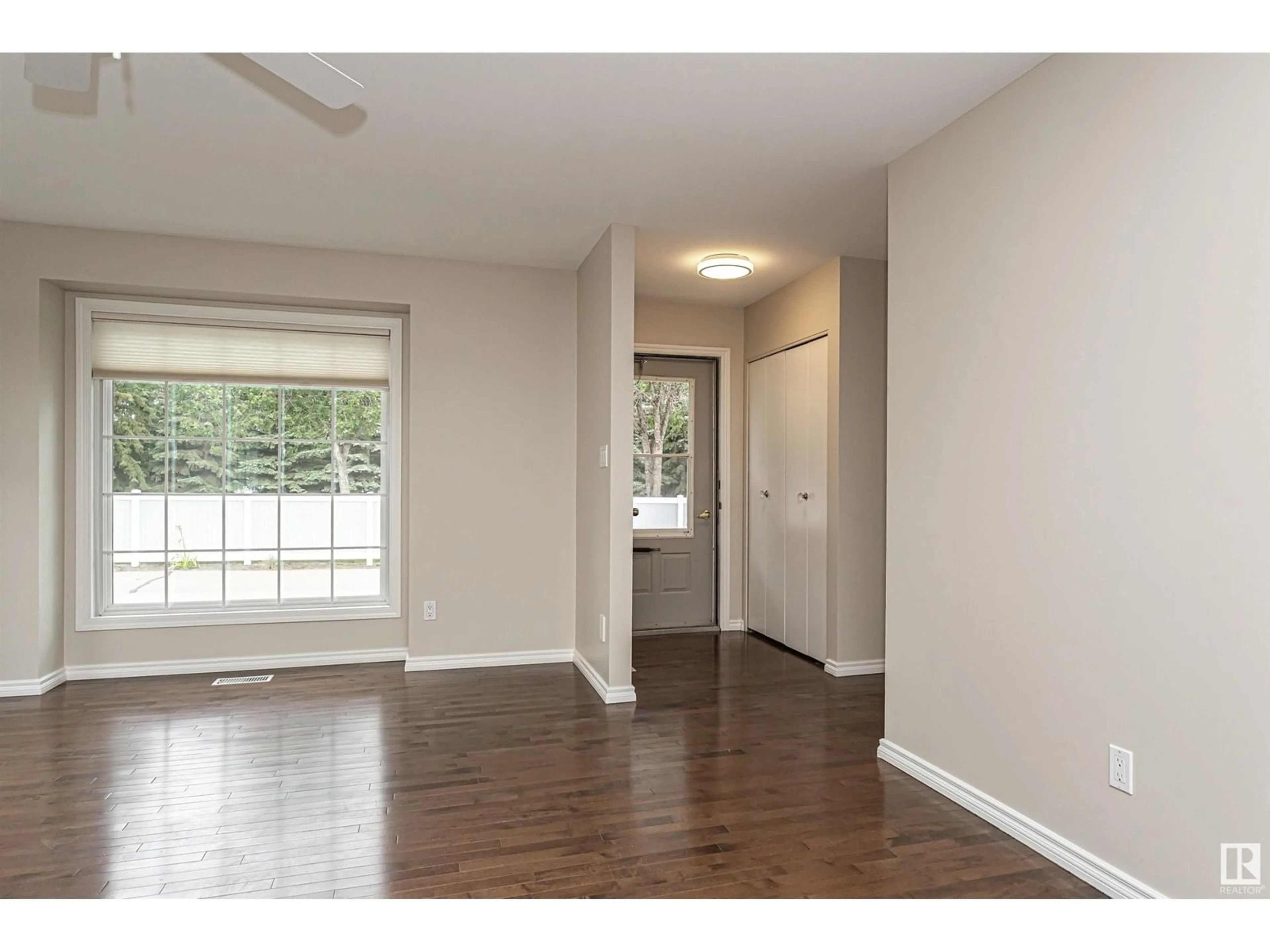 Indoor entryway for 9120 GRANDIN RD, St. Albert Alberta T8N5N3
