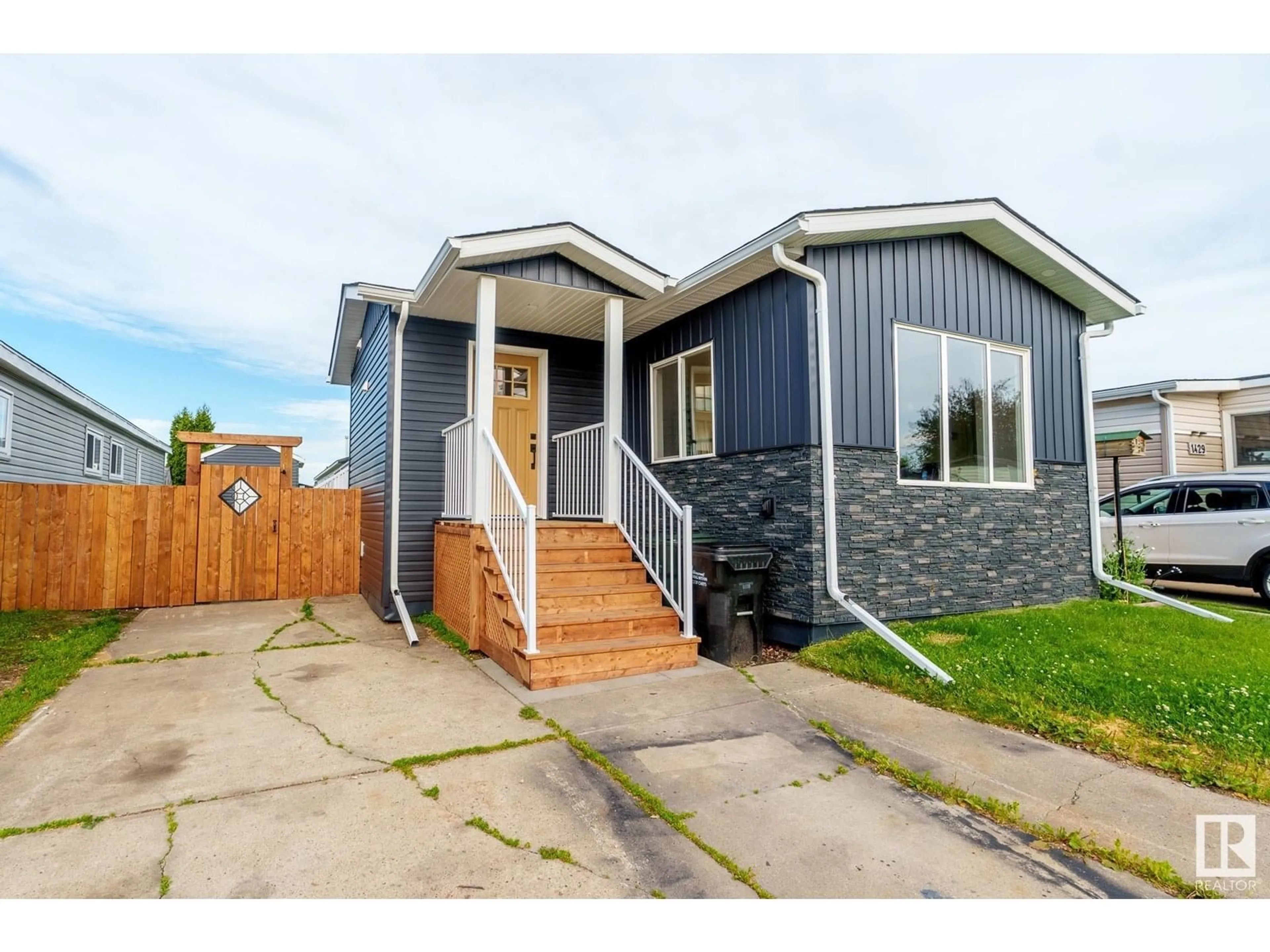 Home with vinyl exterior material, street for 1431 LAKEWOOD CRES, Sherwood Park Alberta T8H1K7