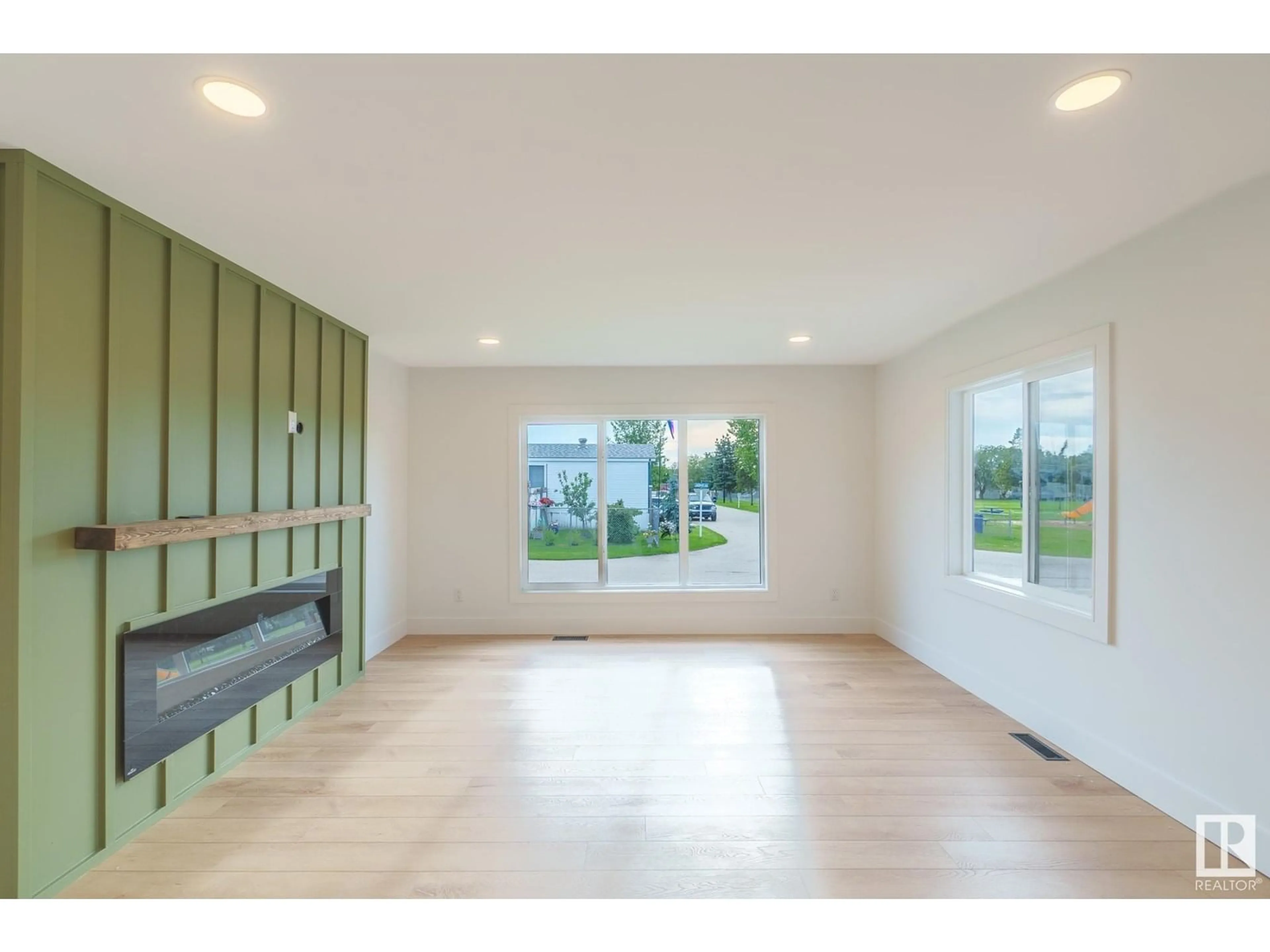 Indoor foyer for 1431 LAKEWOOD CRES, Sherwood Park Alberta T8H1K7