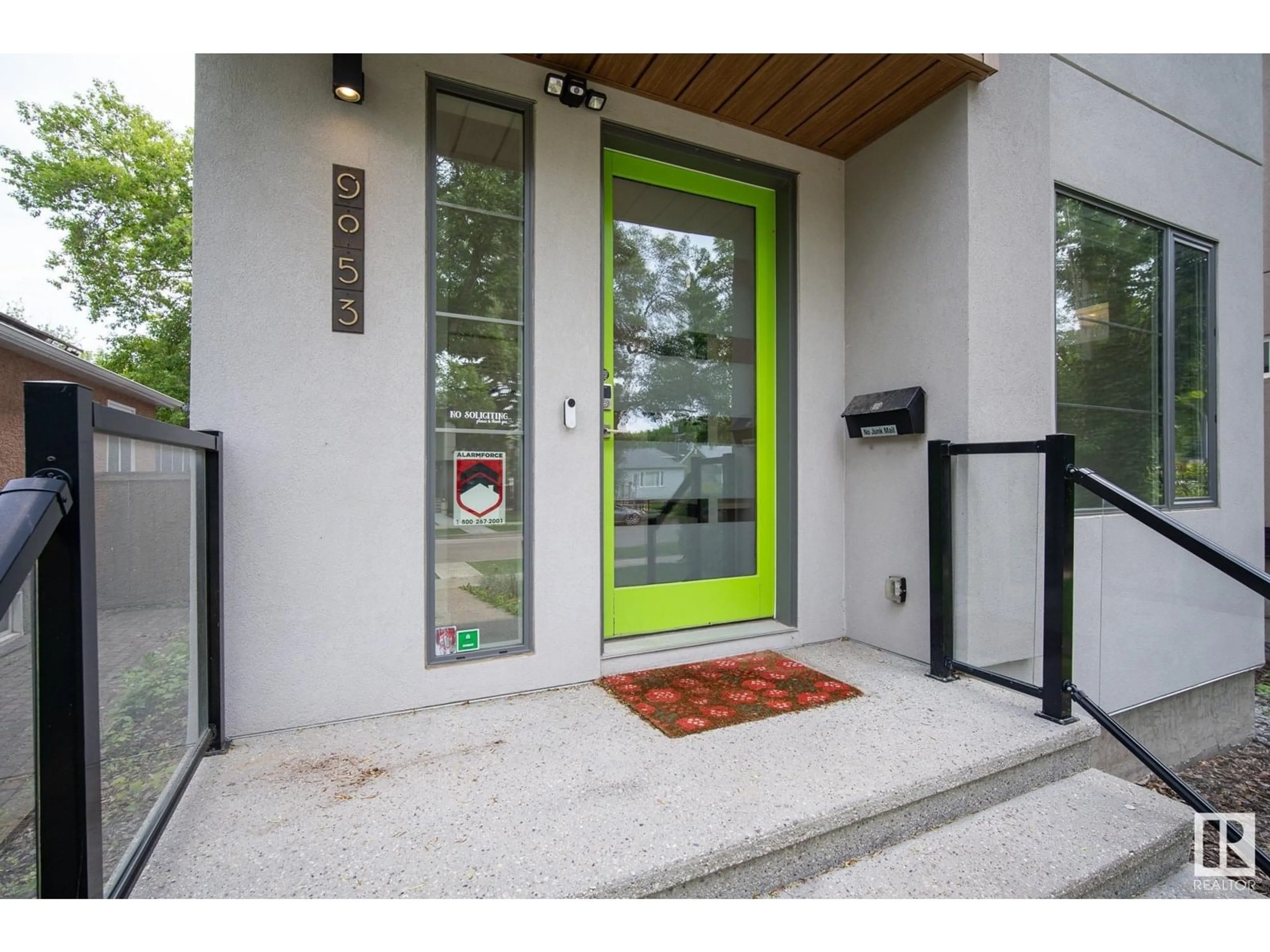 Indoor entryway for 9053 90 ST, Edmonton Alberta T6C3L8