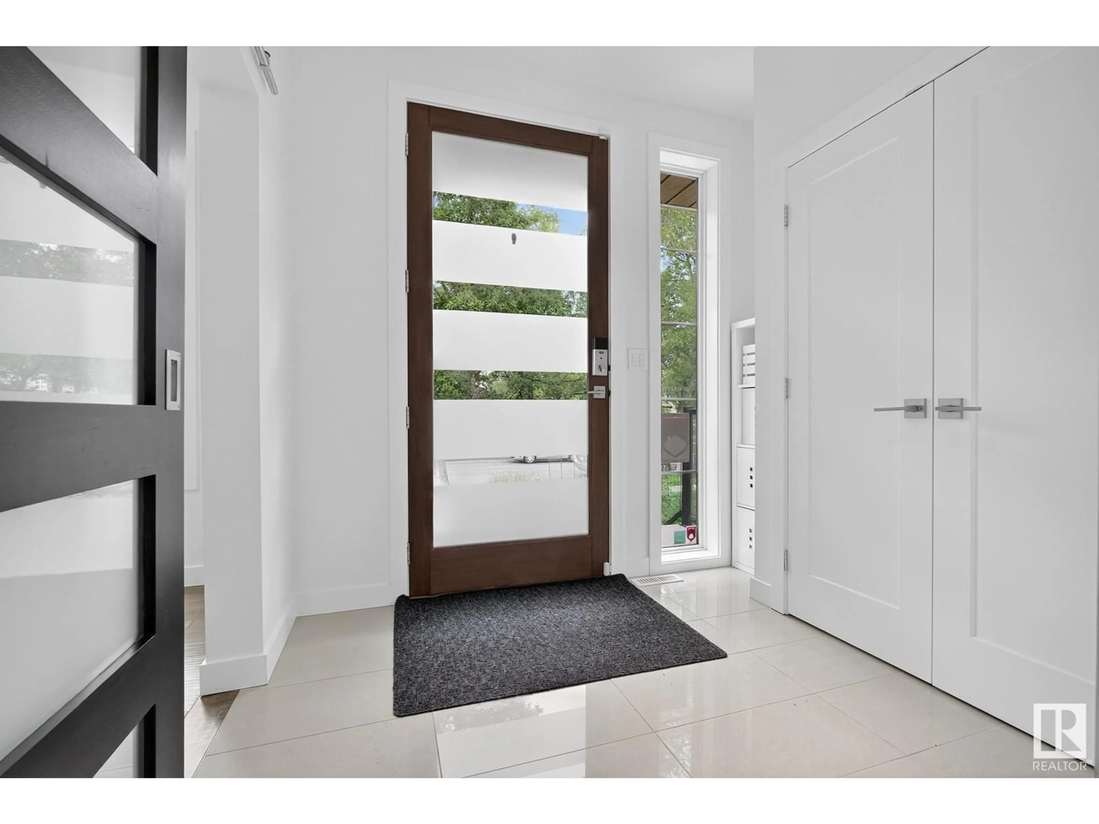 Indoor entryway for 9053 90 ST, Edmonton Alberta T6C3L8