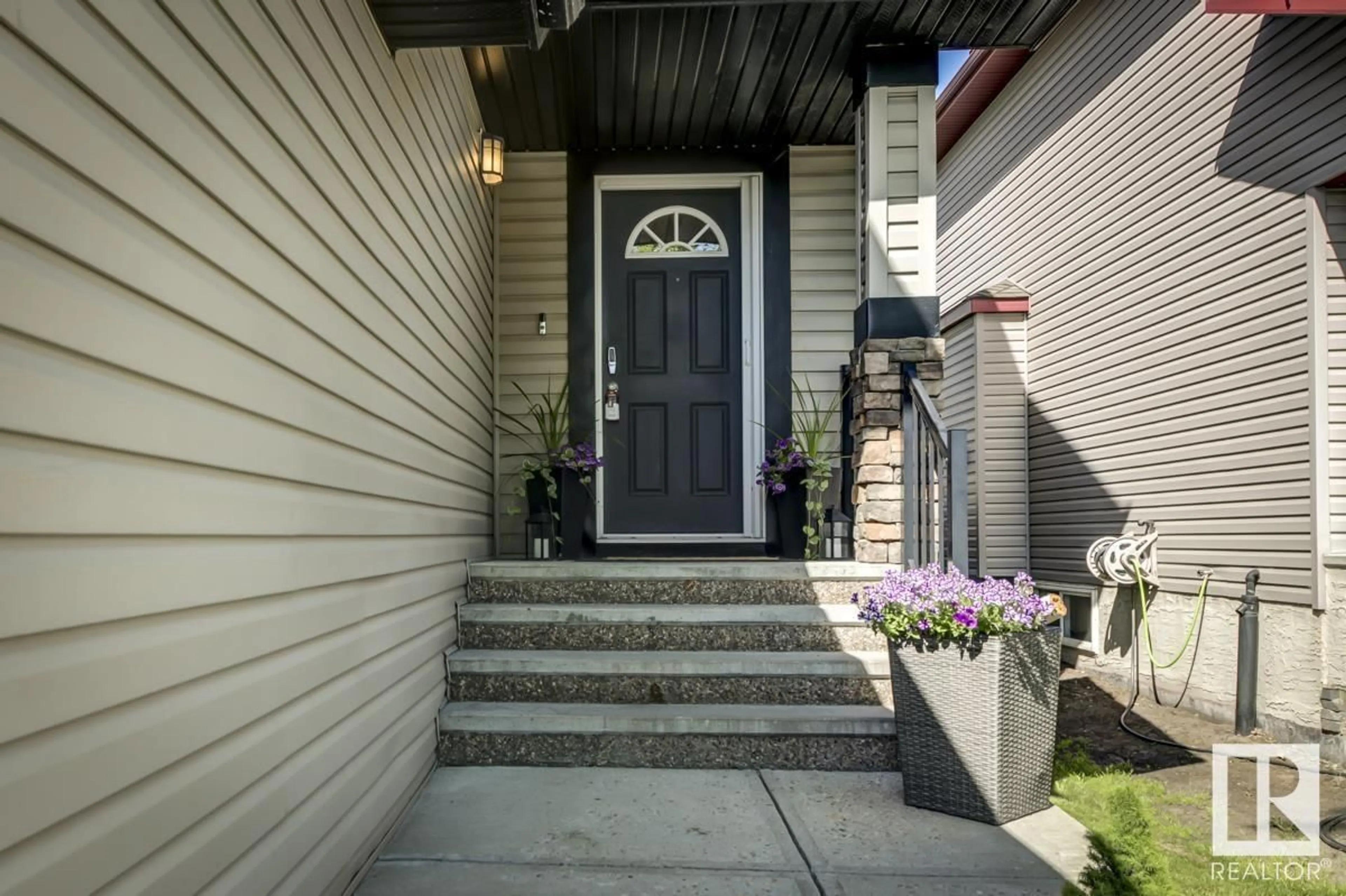 Indoor entryway for 316 SOUTHWICK BV, Leduc Alberta T9E0E8