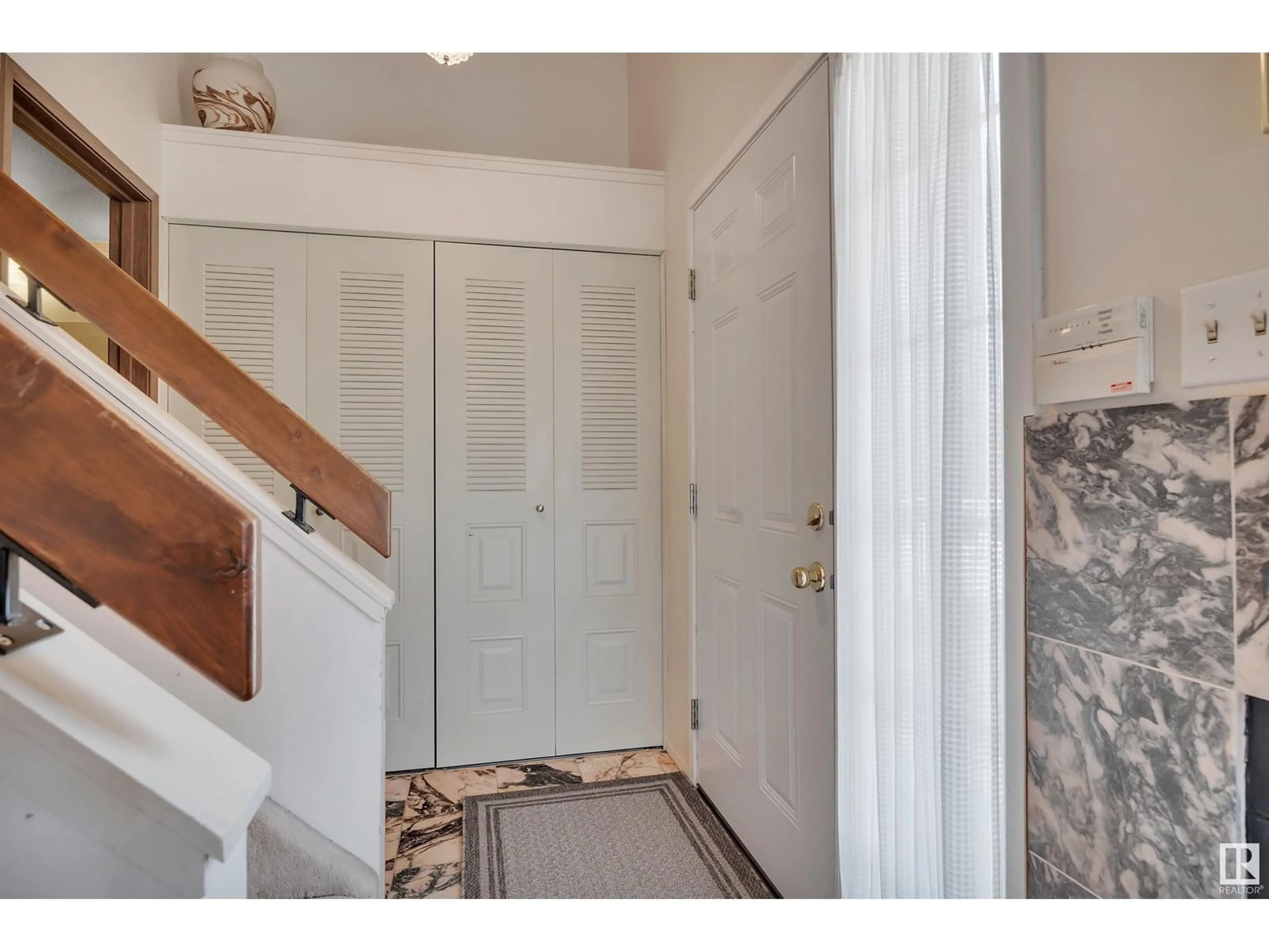 Indoor entryway for 934 LEE RIDGE RD, Edmonton Alberta T6K0R2