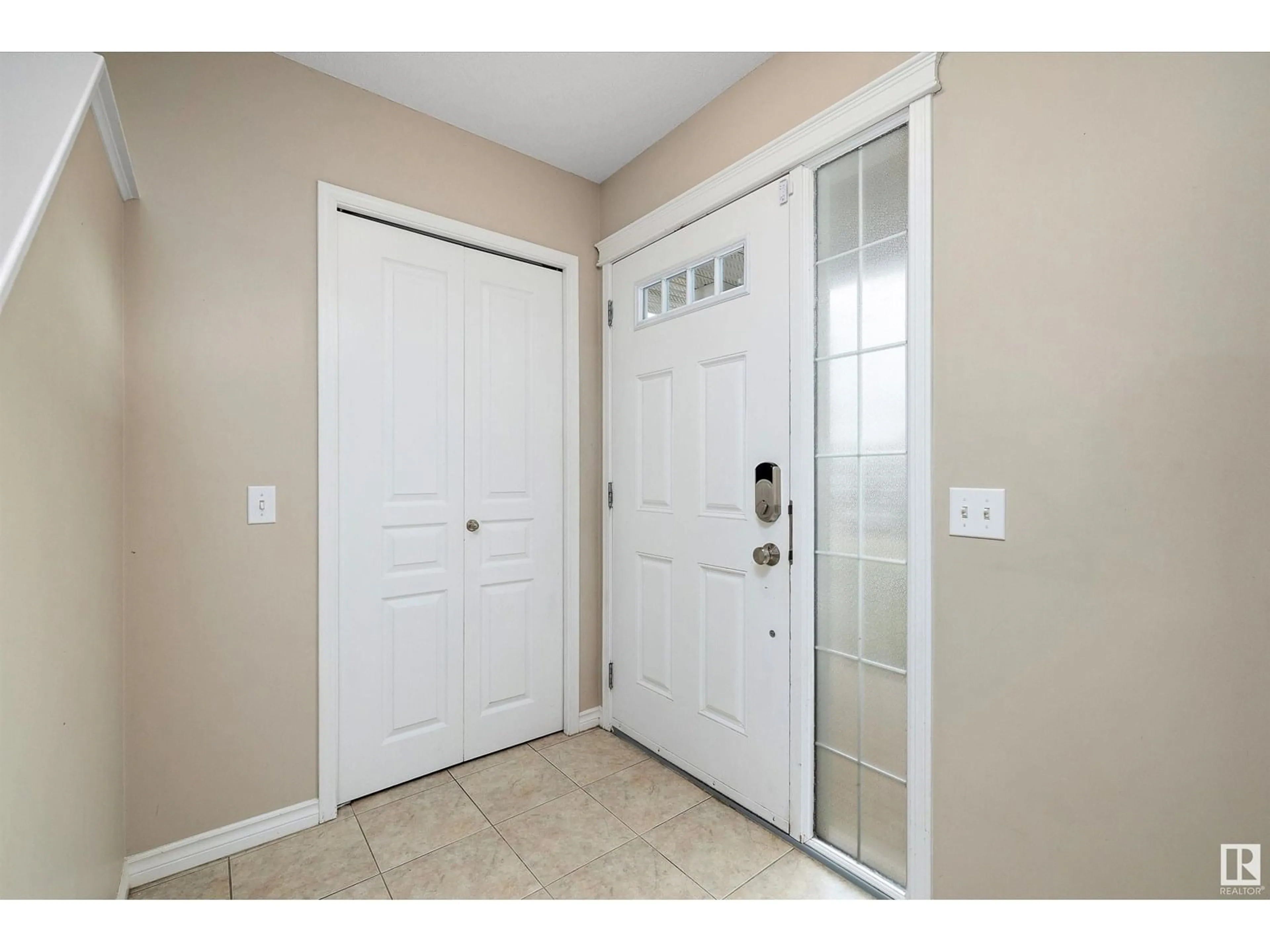 Indoor entryway for 6 CATALINA CO, Fort Saskatchewan Alberta T8L4E9