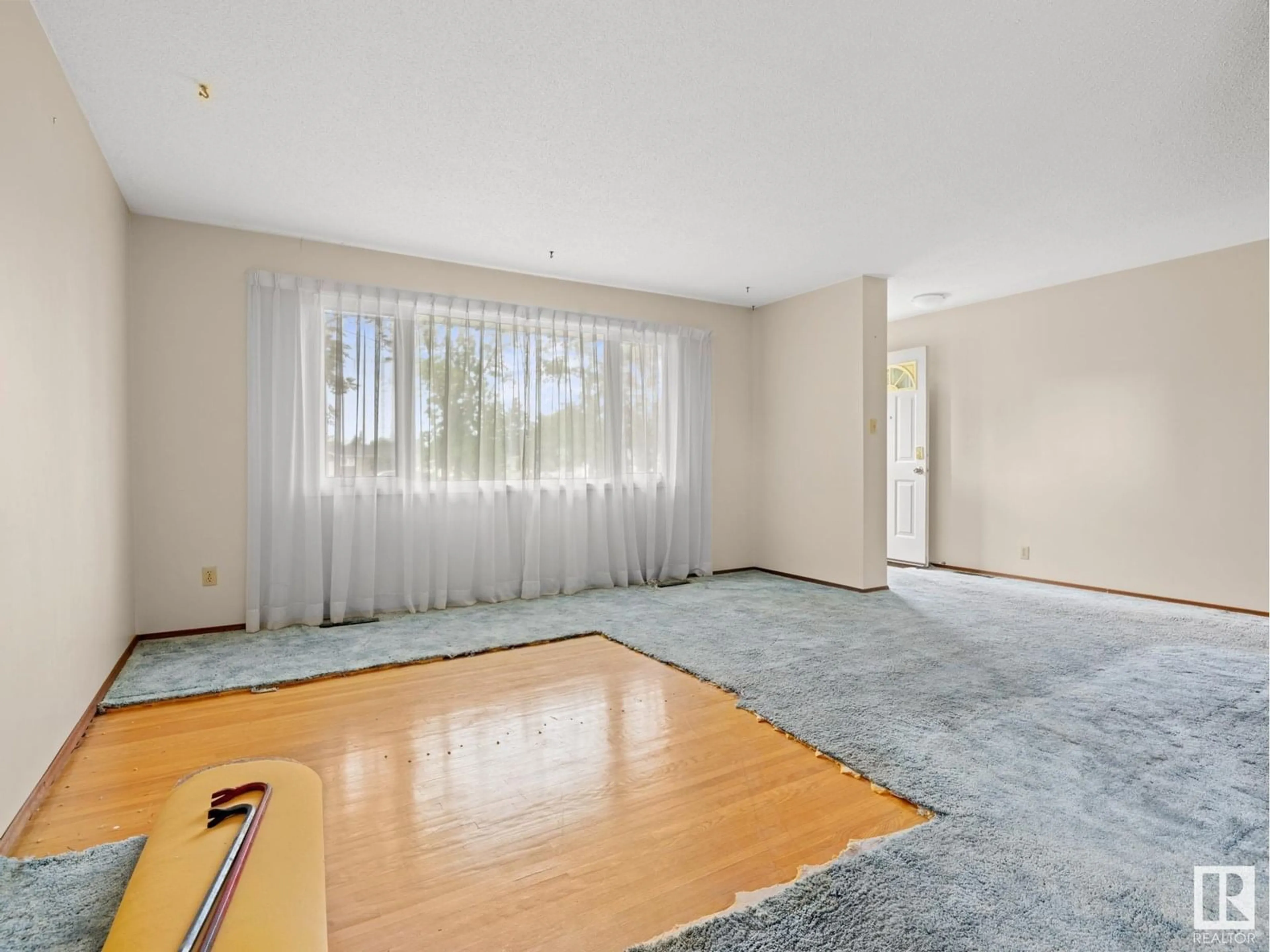A pic of a room for 5907 137 AV, Edmonton Alberta T5A0P1