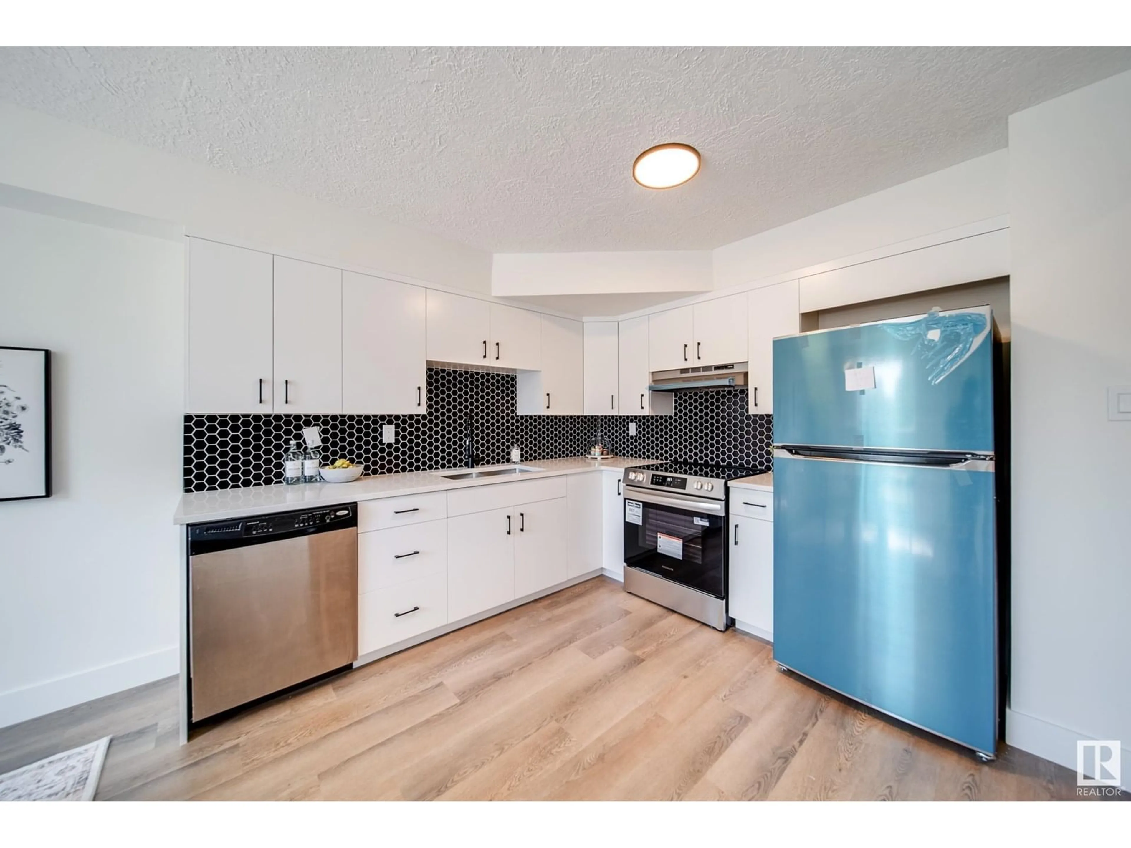 Standard kitchen, unknown for NW - 13888 24 ST, Edmonton Alberta T5Y1B6