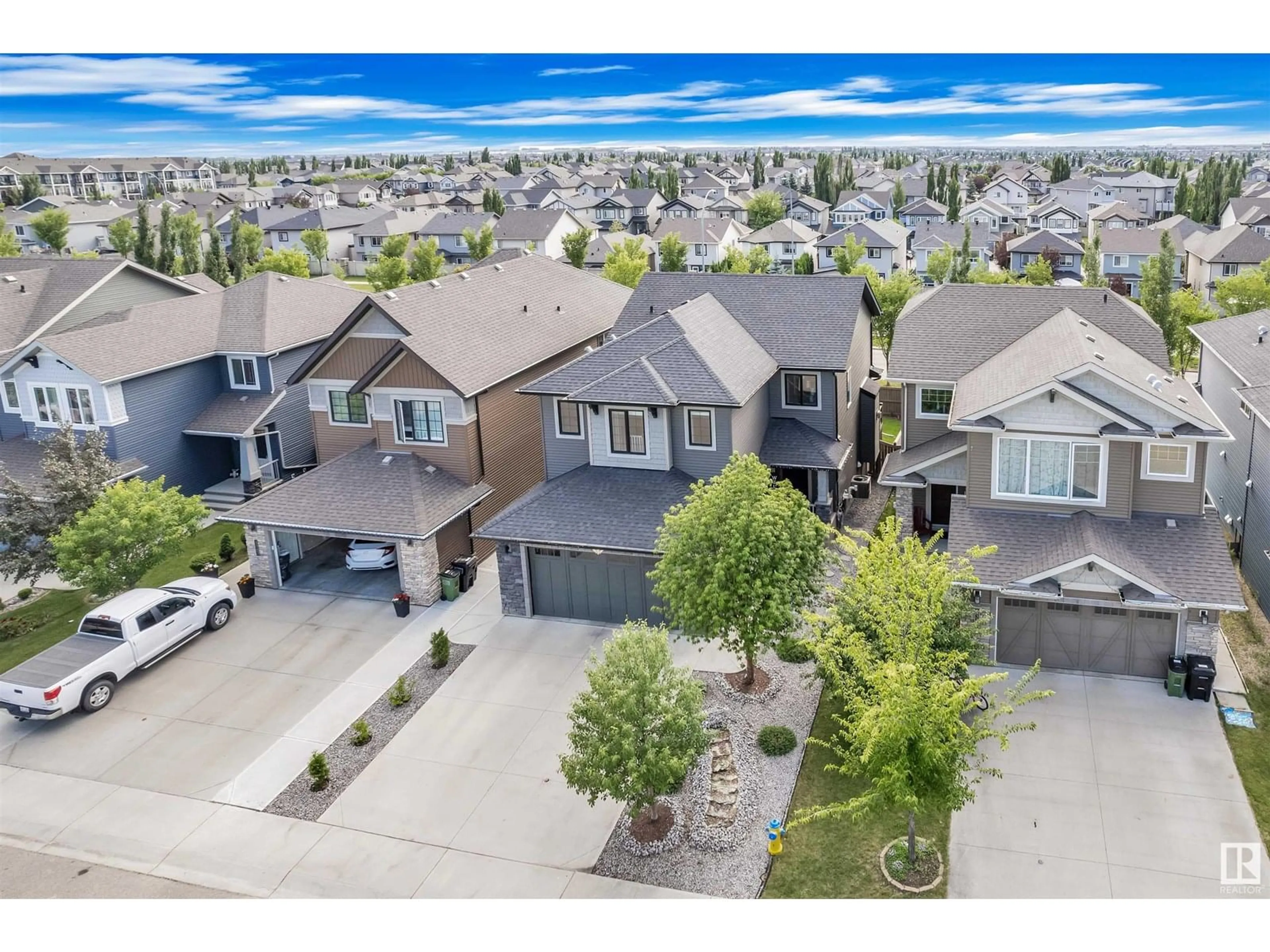 A pic from outside/outdoor area/front of a property/back of a property/a pic from drone, street for 3245 WINSPEAR CR, Edmonton Alberta T6X1P2