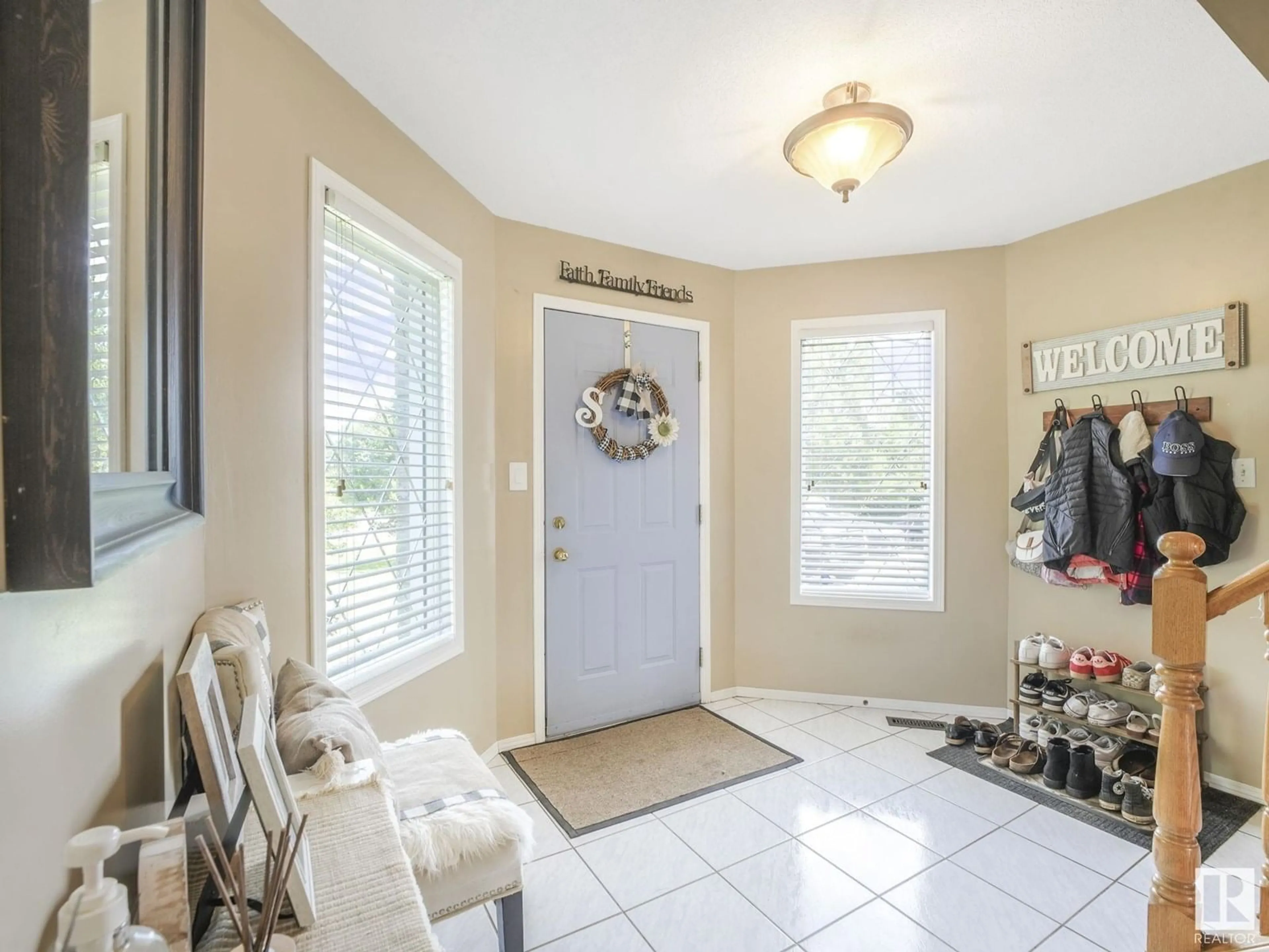 Indoor entryway for 4 VISTA WY, Rural Sturgeon County Alberta T0A1N0