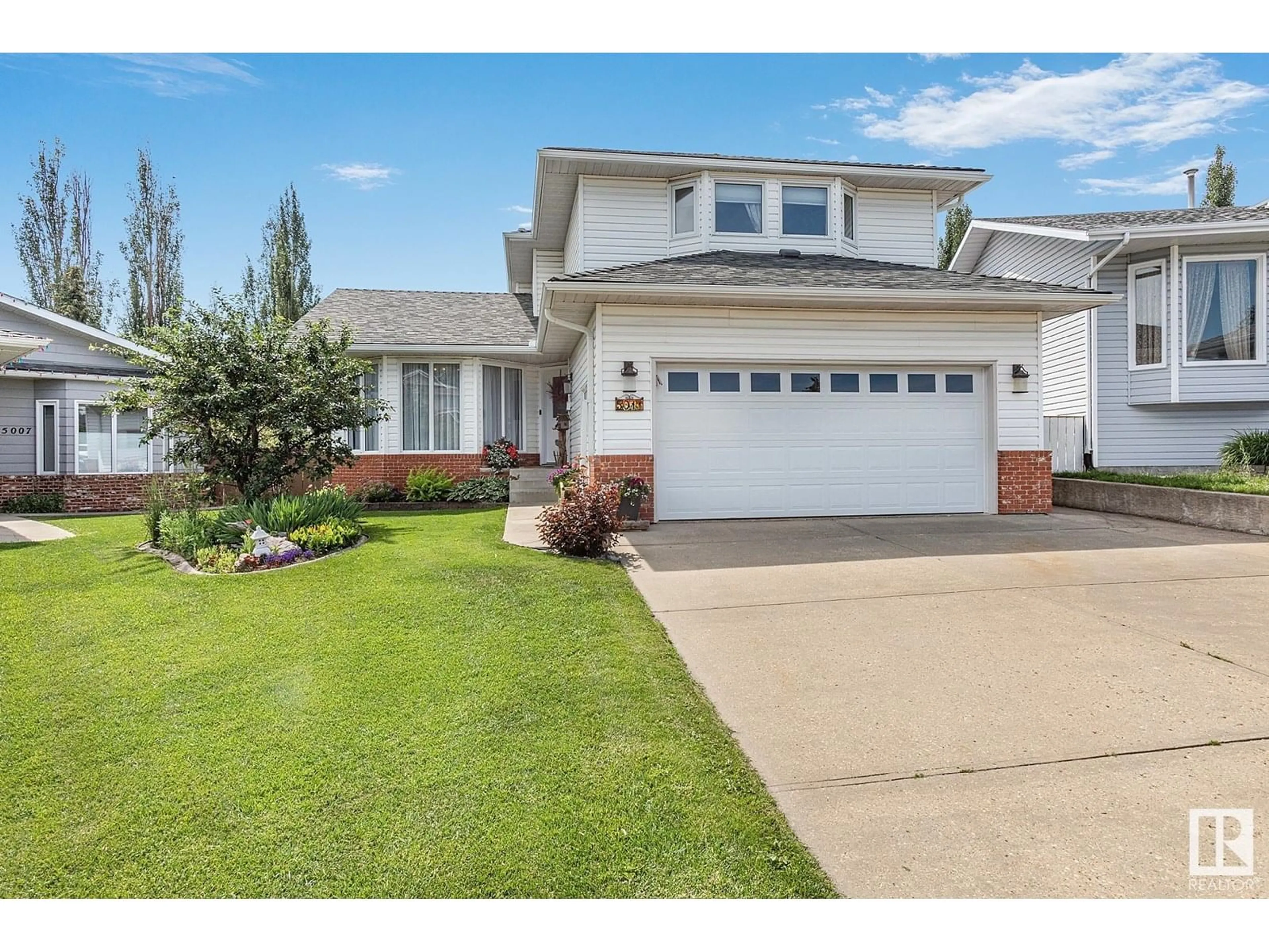 Home with vinyl exterior material, street for 5011 142 AV, Edmonton Alberta T5A4R8