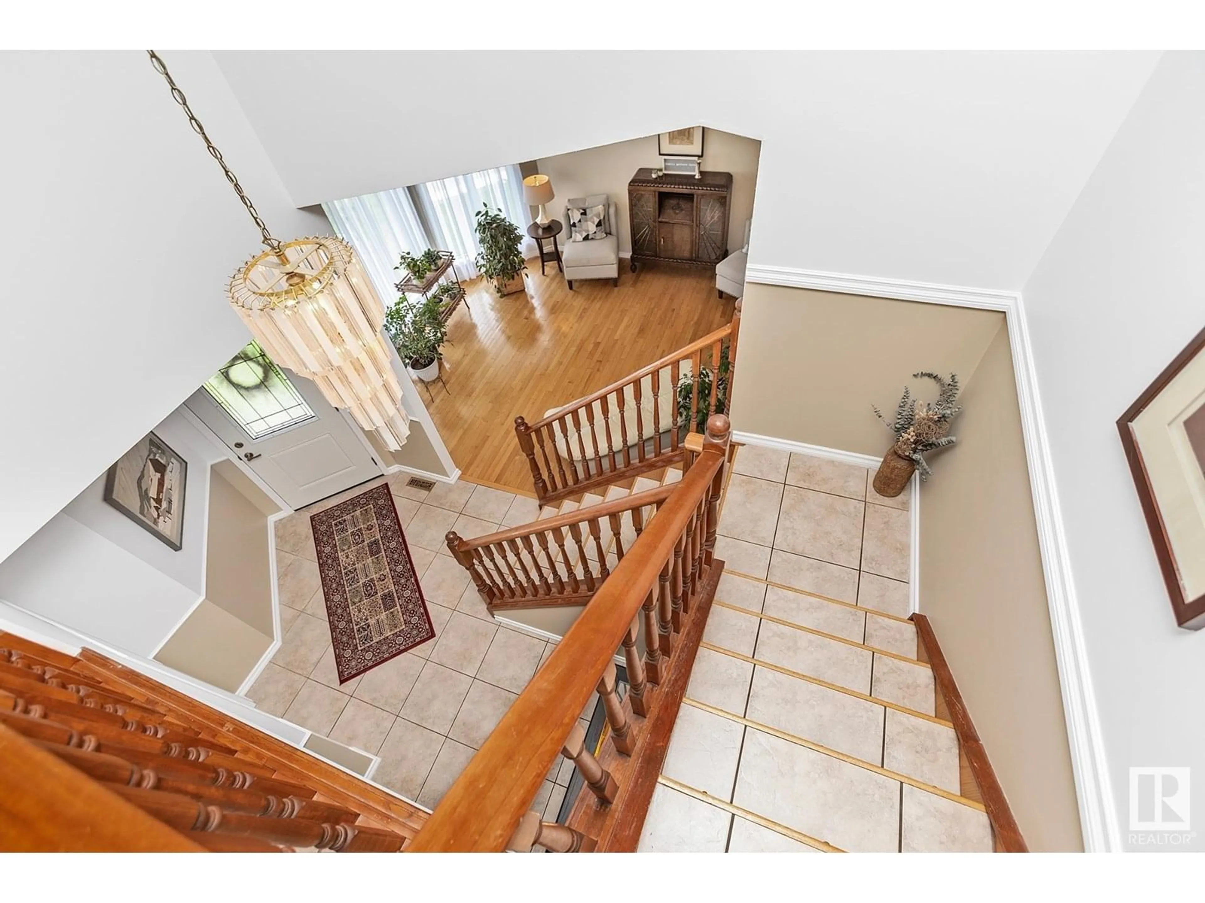 Indoor foyer for 5011 142 AV, Edmonton Alberta T5A4R8