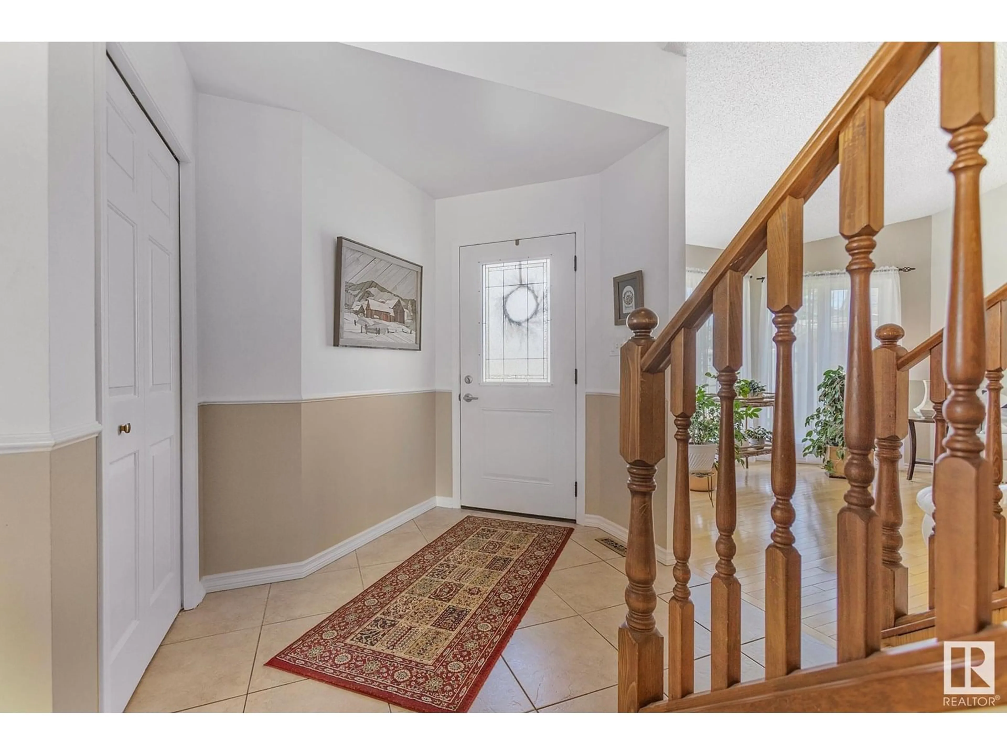 Indoor foyer for 5011 142 AV, Edmonton Alberta T5A4R8