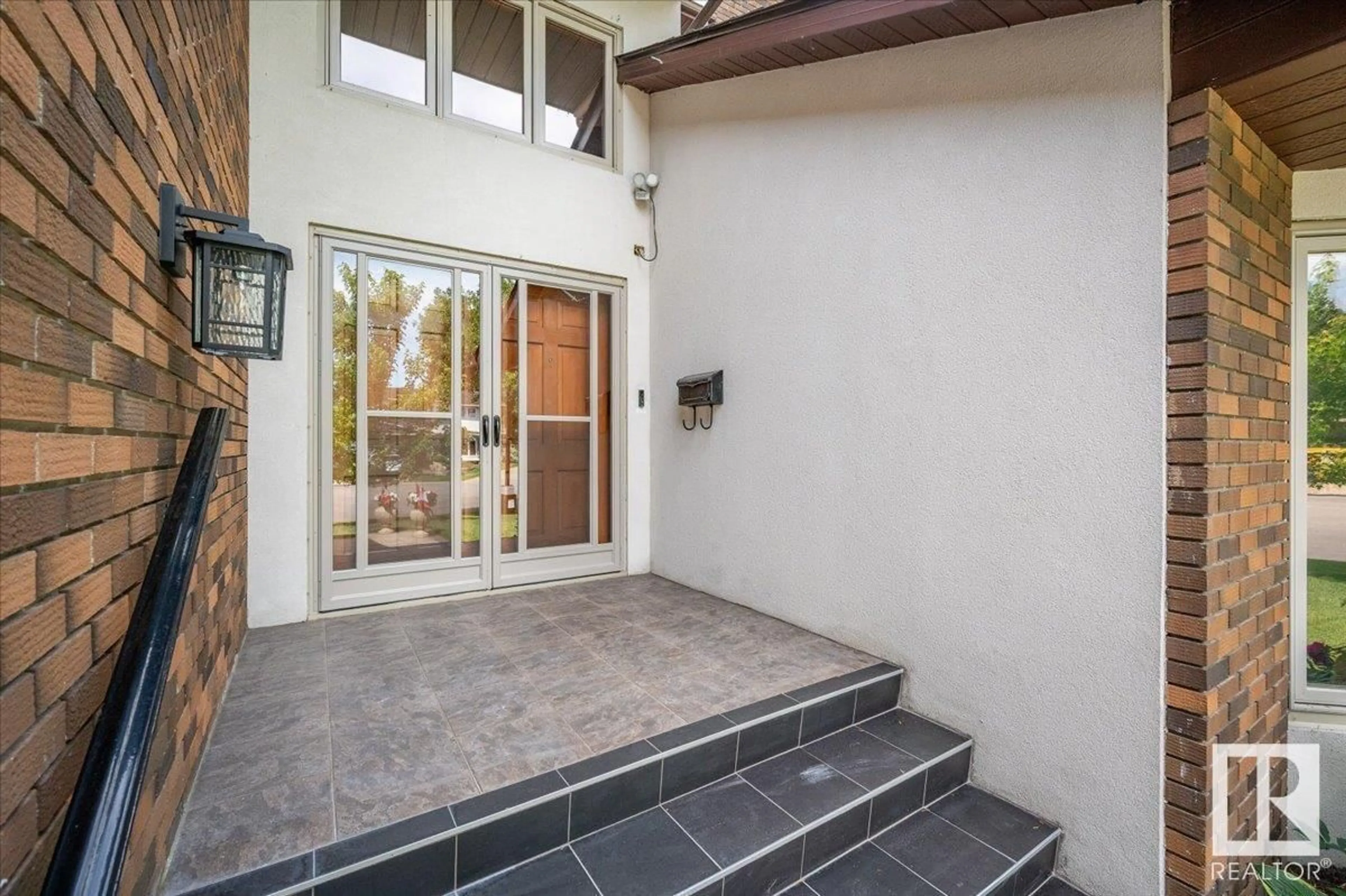 Indoor entryway for 655 ROMANIUK RD, Edmonton Alberta T6R1A5