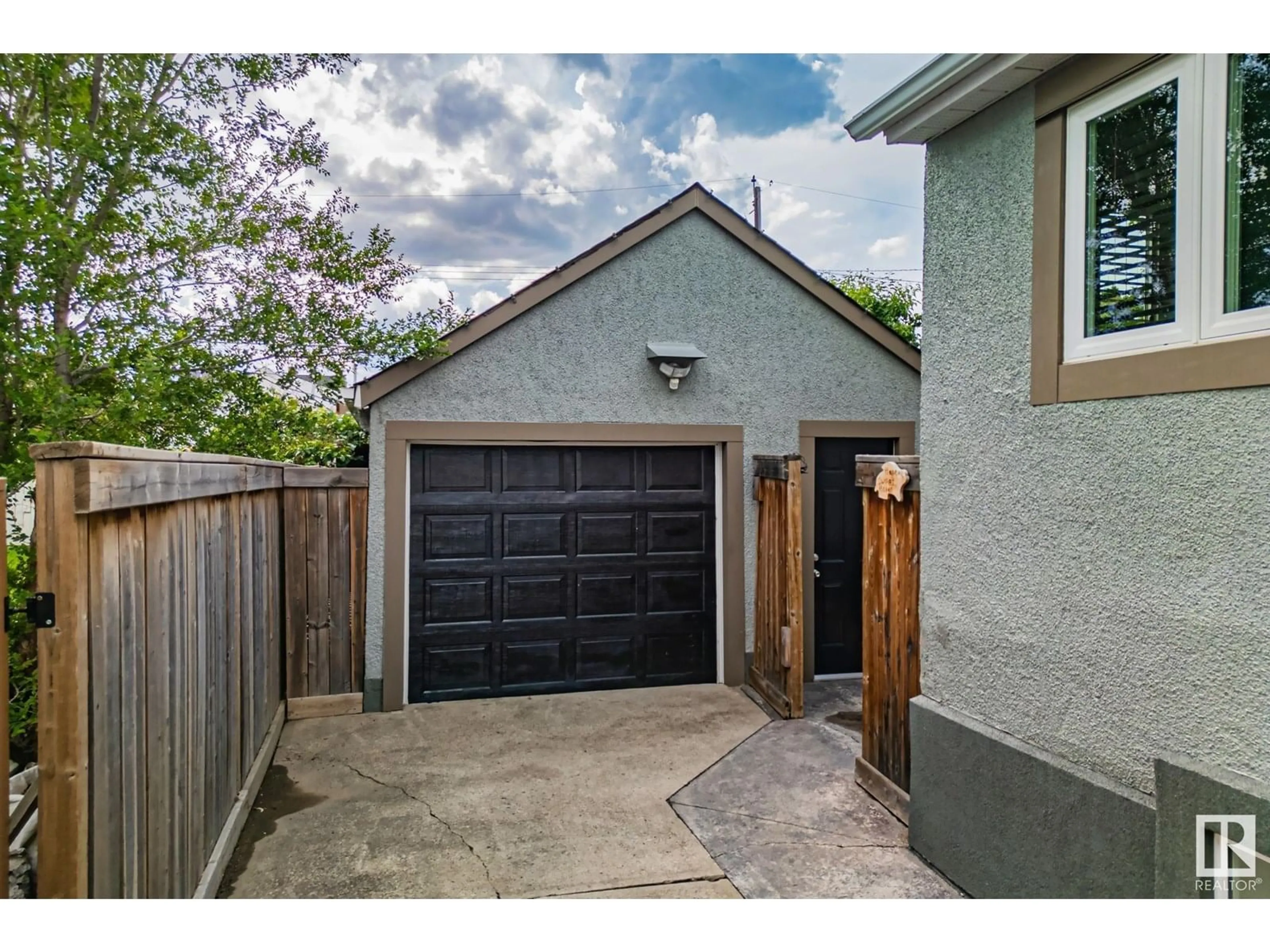 Indoor garage for NW - 10950 117 ST, Edmonton Alberta T5H3N6