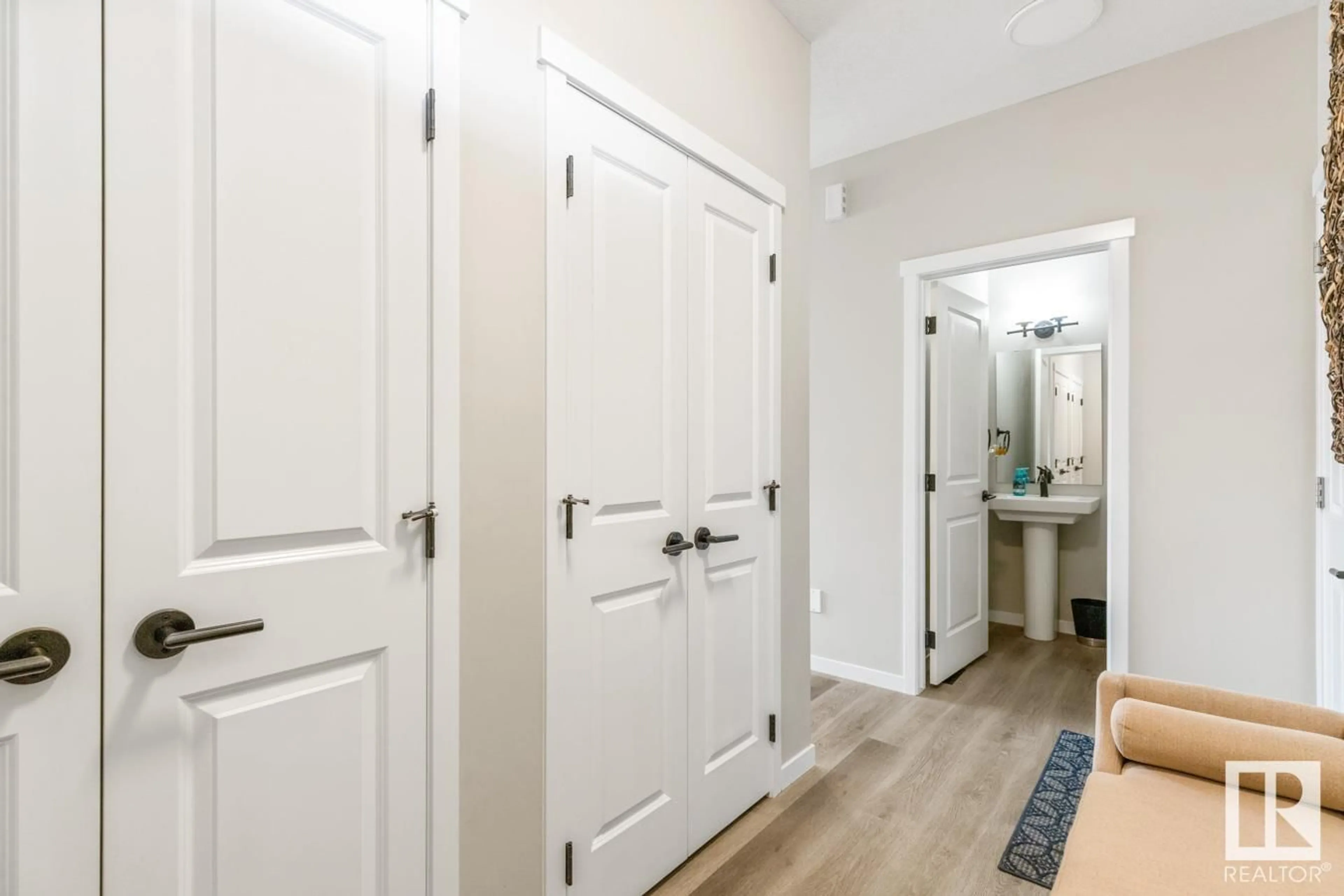 Indoor entryway for 22706 95A AV, Edmonton Alberta T5T7H4