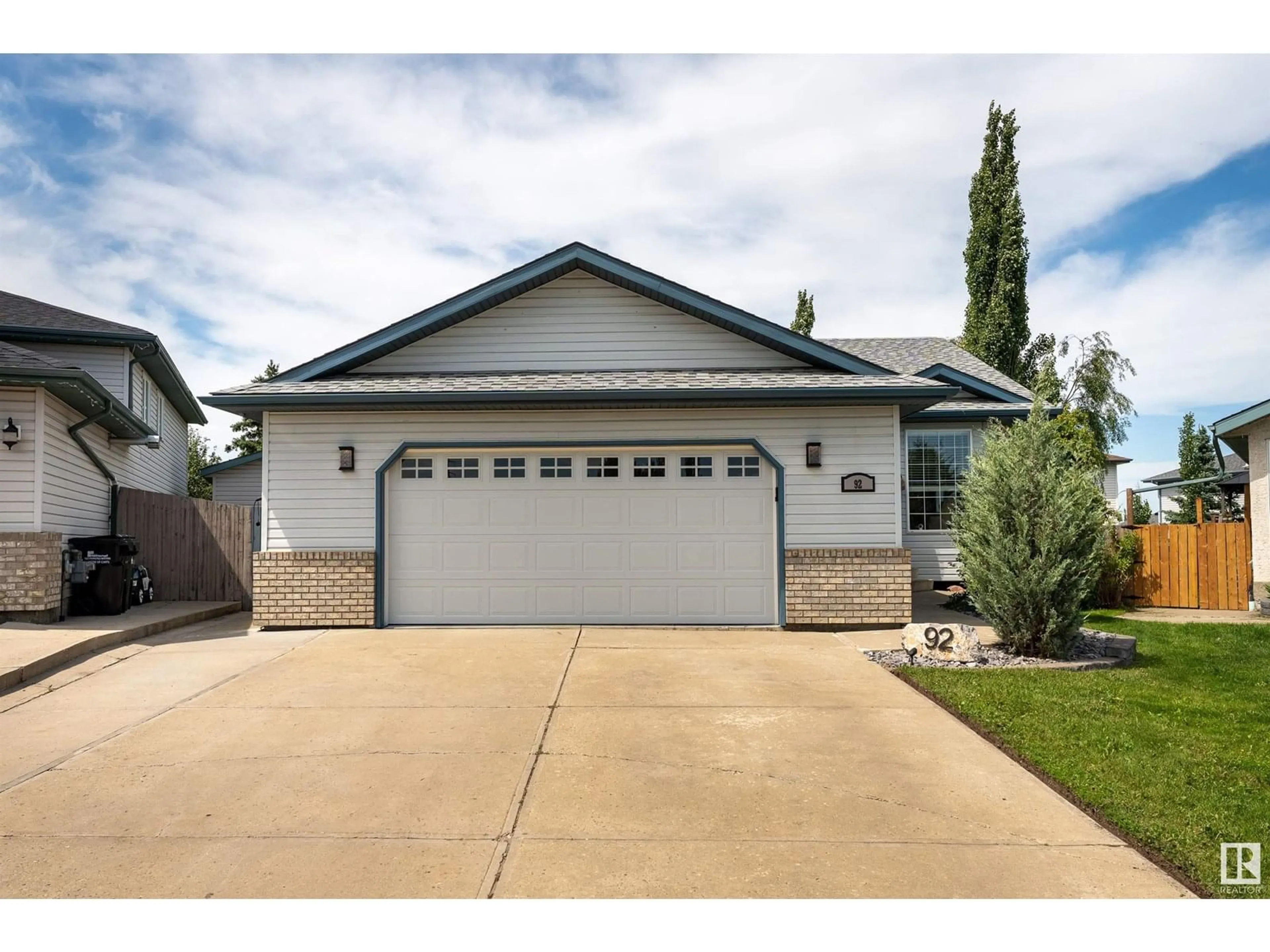 Home with vinyl exterior material, street for 92 DAWSON DR, Sherwood Park Alberta T8H2B1