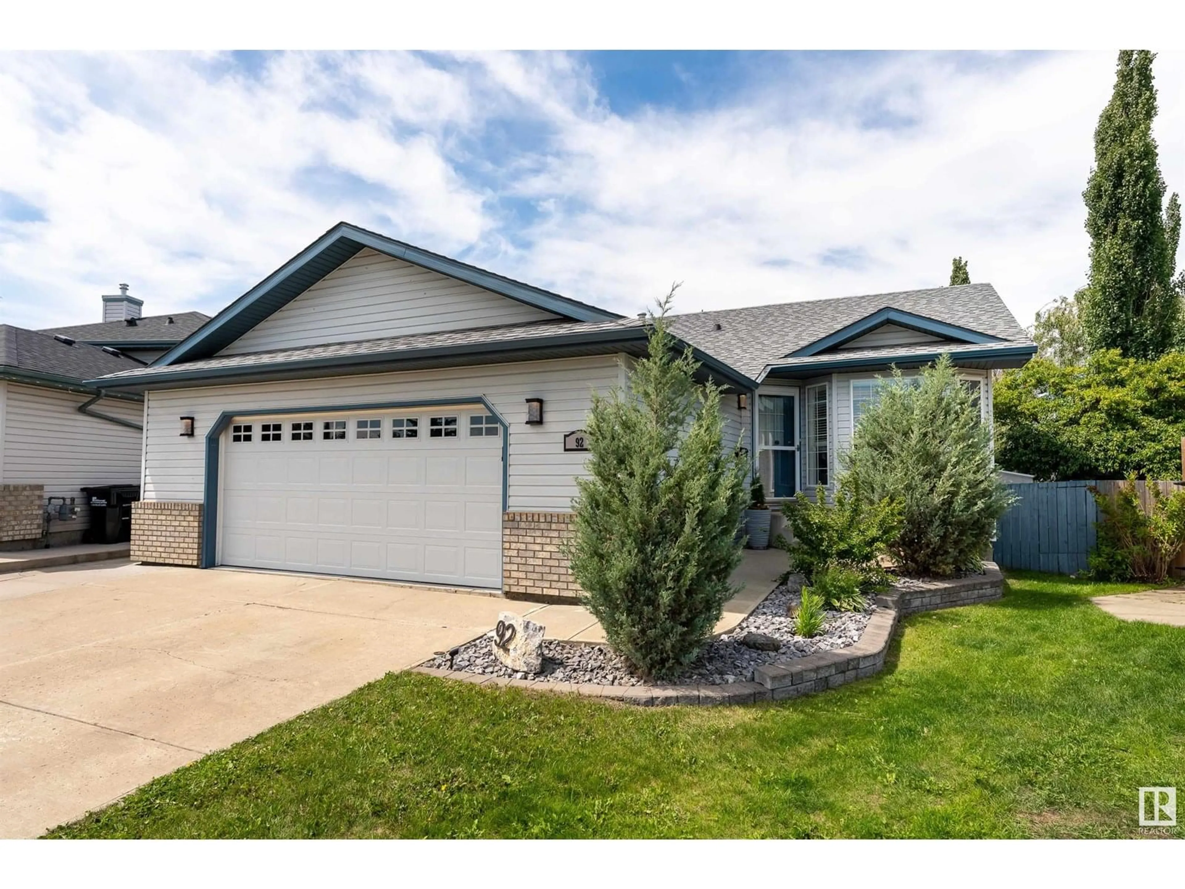 Home with vinyl exterior material, street for 92 DAWSON DR, Sherwood Park Alberta T8H2B1