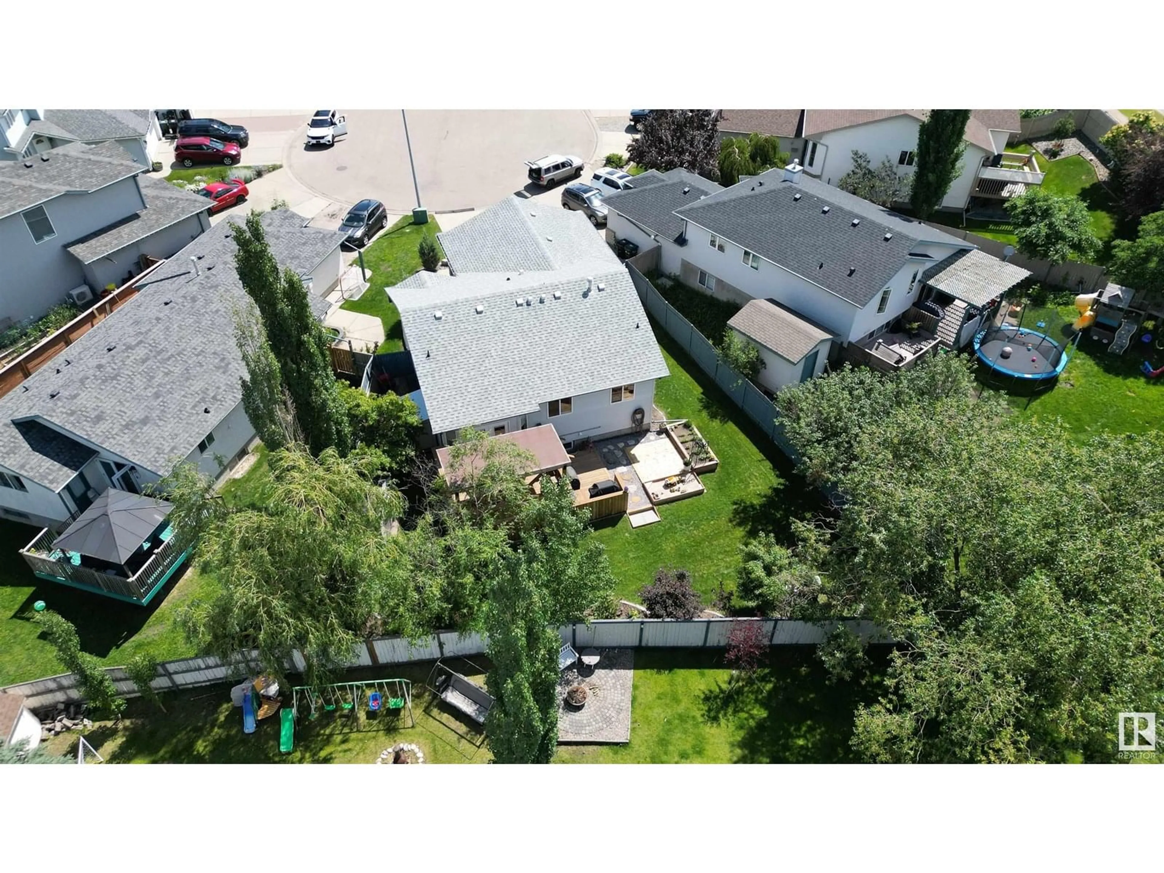 A pic from outside/outdoor area/front of a property/back of a property/a pic from drone, street for 92 DAWSON DR, Sherwood Park Alberta T8H2B1