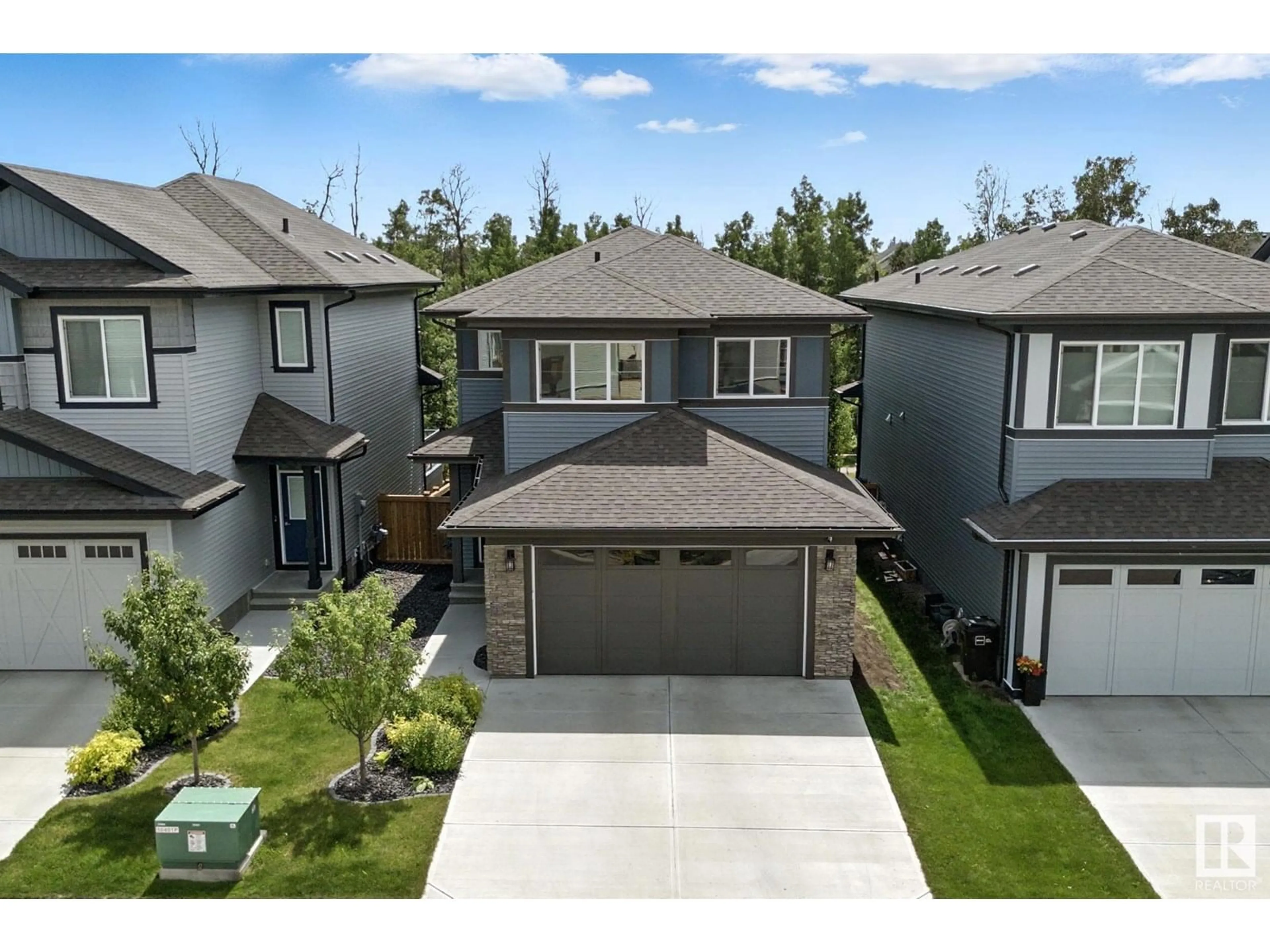 A pic from outside/outdoor area/front of a property/back of a property/a pic from drone, street for 643 EAGLESON CR, Edmonton Alberta T6M0Z5