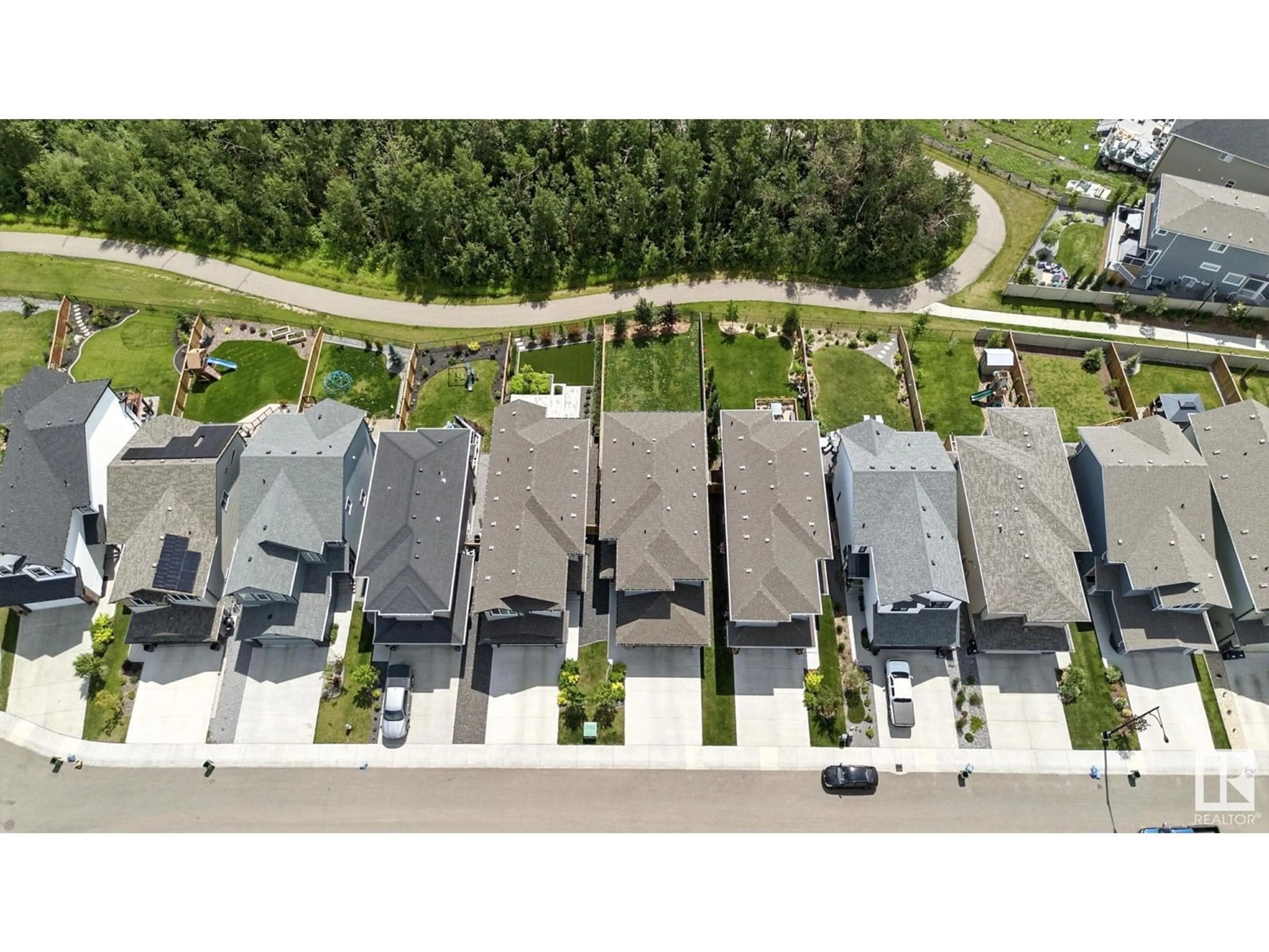A pic from outside/outdoor area/front of a property/back of a property/a pic from drone, street for 643 EAGLESON CR, Edmonton Alberta T6M0Z5