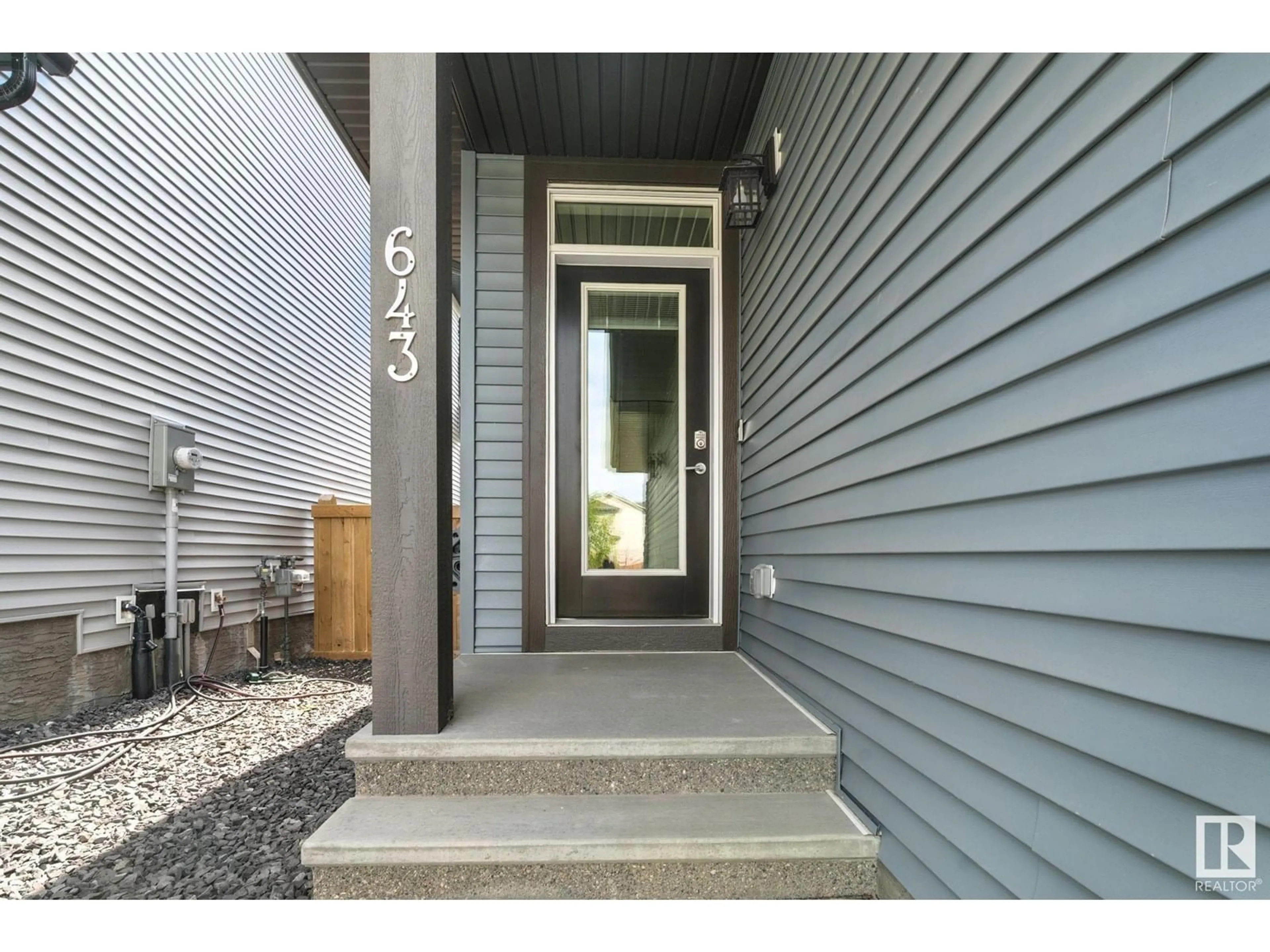 Indoor entryway for 643 EAGLESON CR, Edmonton Alberta T6M0Z5