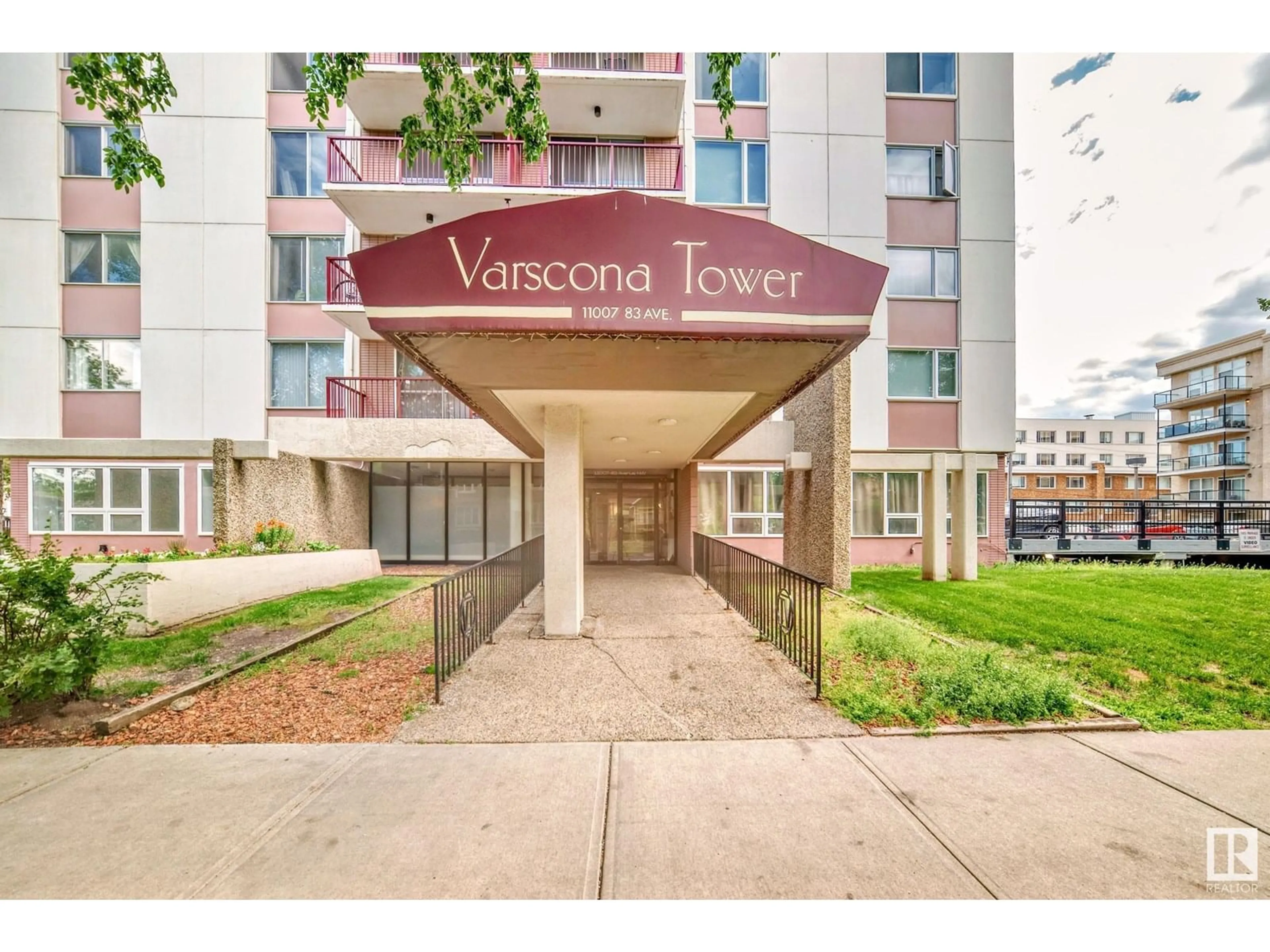 Indoor foyer for 401 - 11007 83 AV, Edmonton Alberta T6G0T9