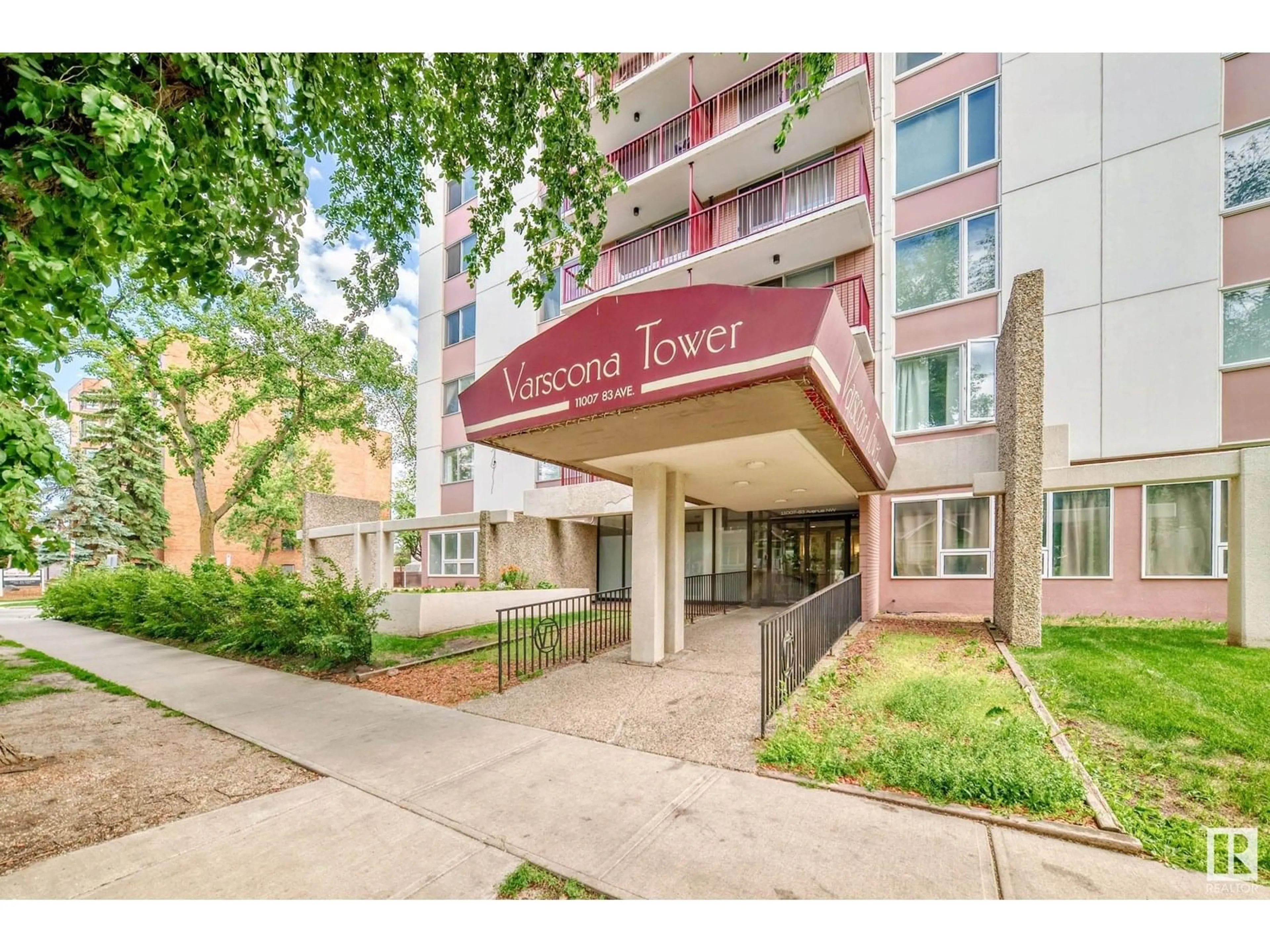 Indoor foyer for 401 - 11007 83 AV, Edmonton Alberta T6G0T9