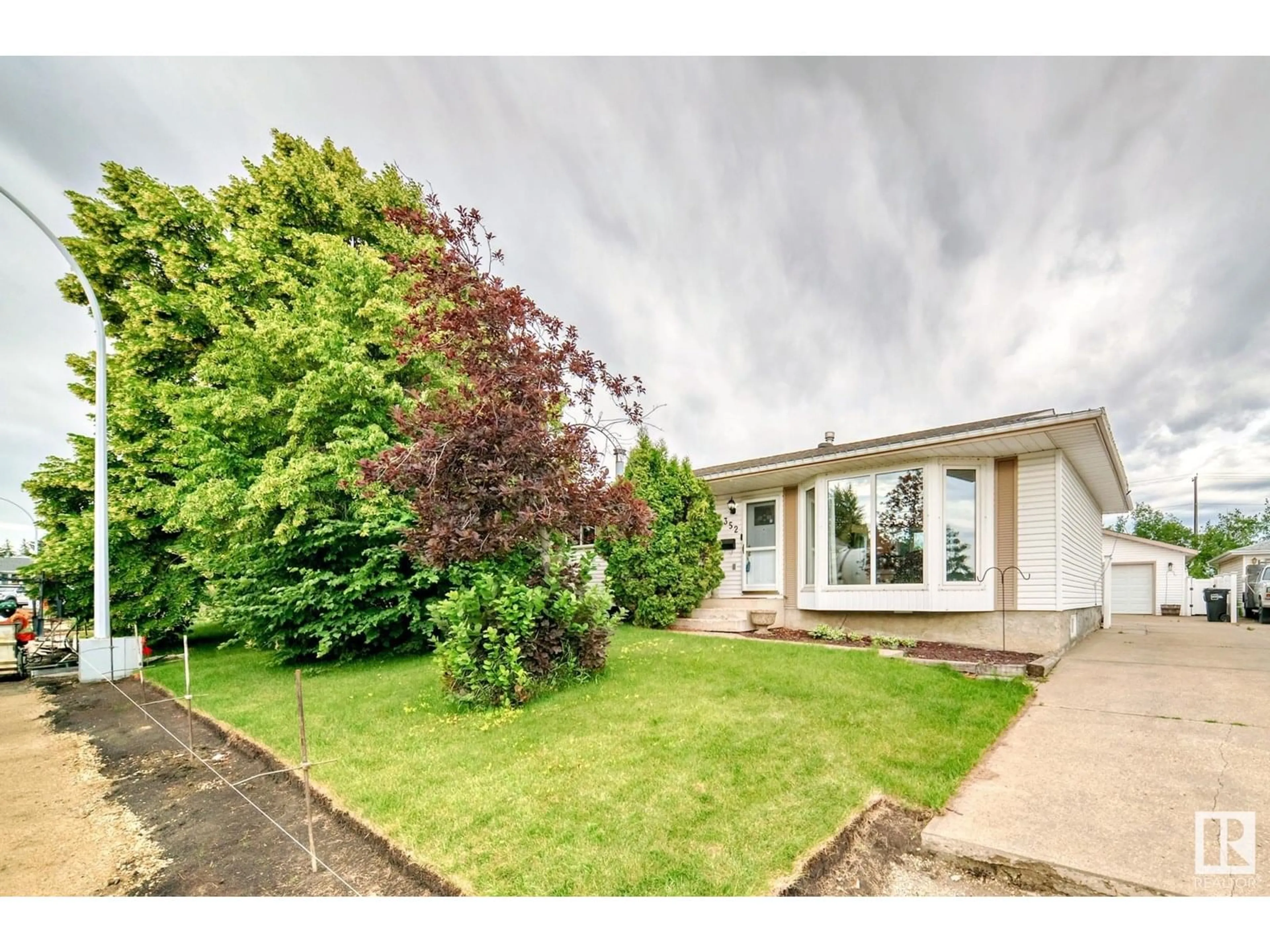 A pic from outside/outdoor area/front of a property/back of a property/a pic from drone, street for 352 HUFFMAN CR, Edmonton Alberta T5A4C8