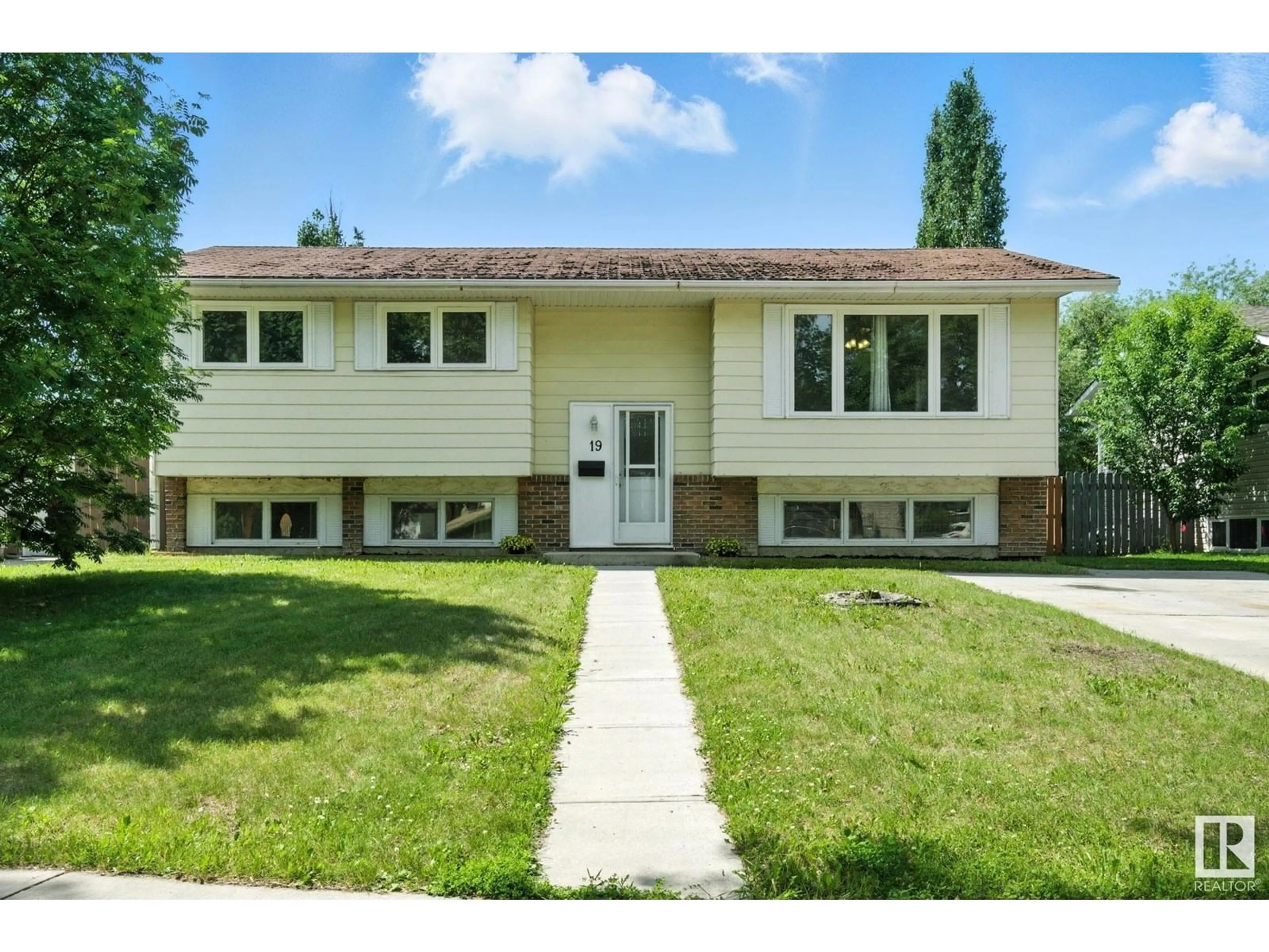 Home with vinyl exterior material, street for 19 ADDISON CR, St. Albert Alberta T8N2S2