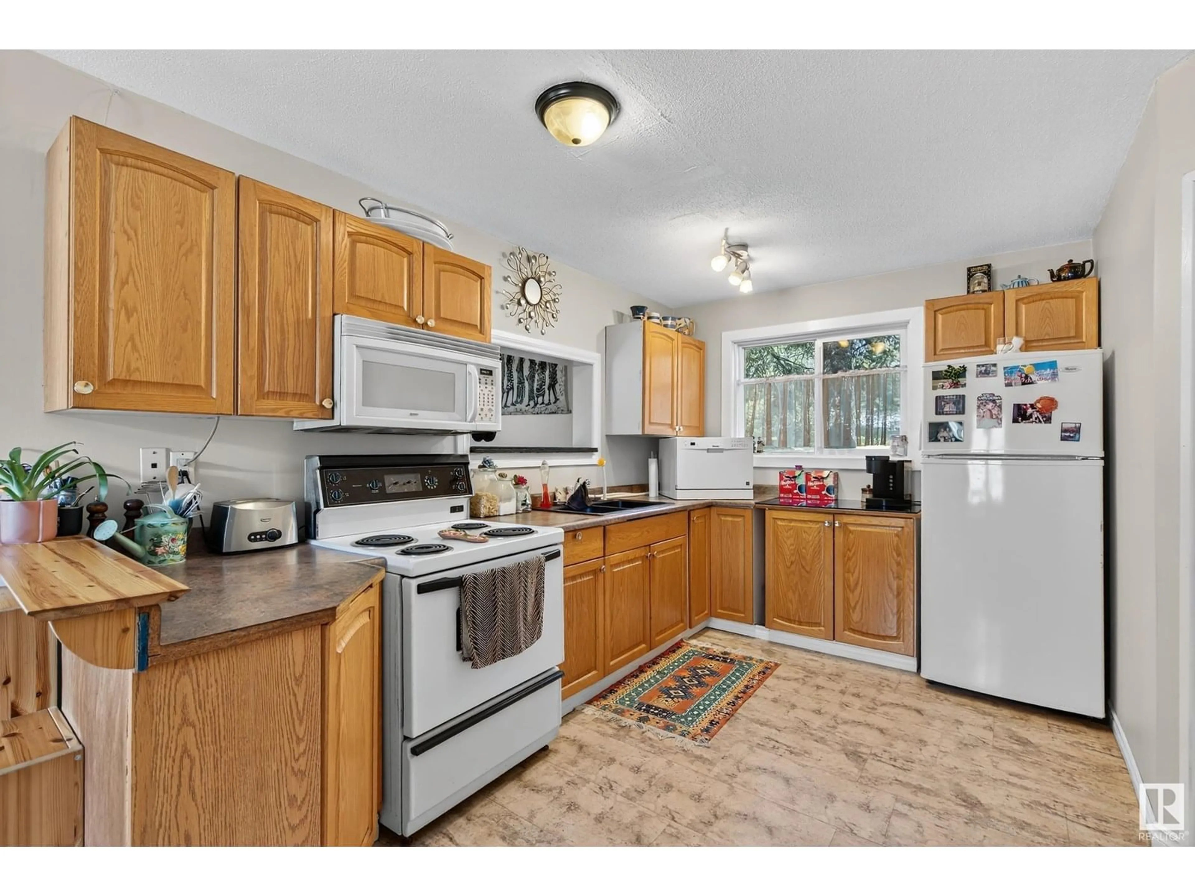 Standard kitchen, unknown for E - 305 3 ST, Winfield Alberta T0C2X0