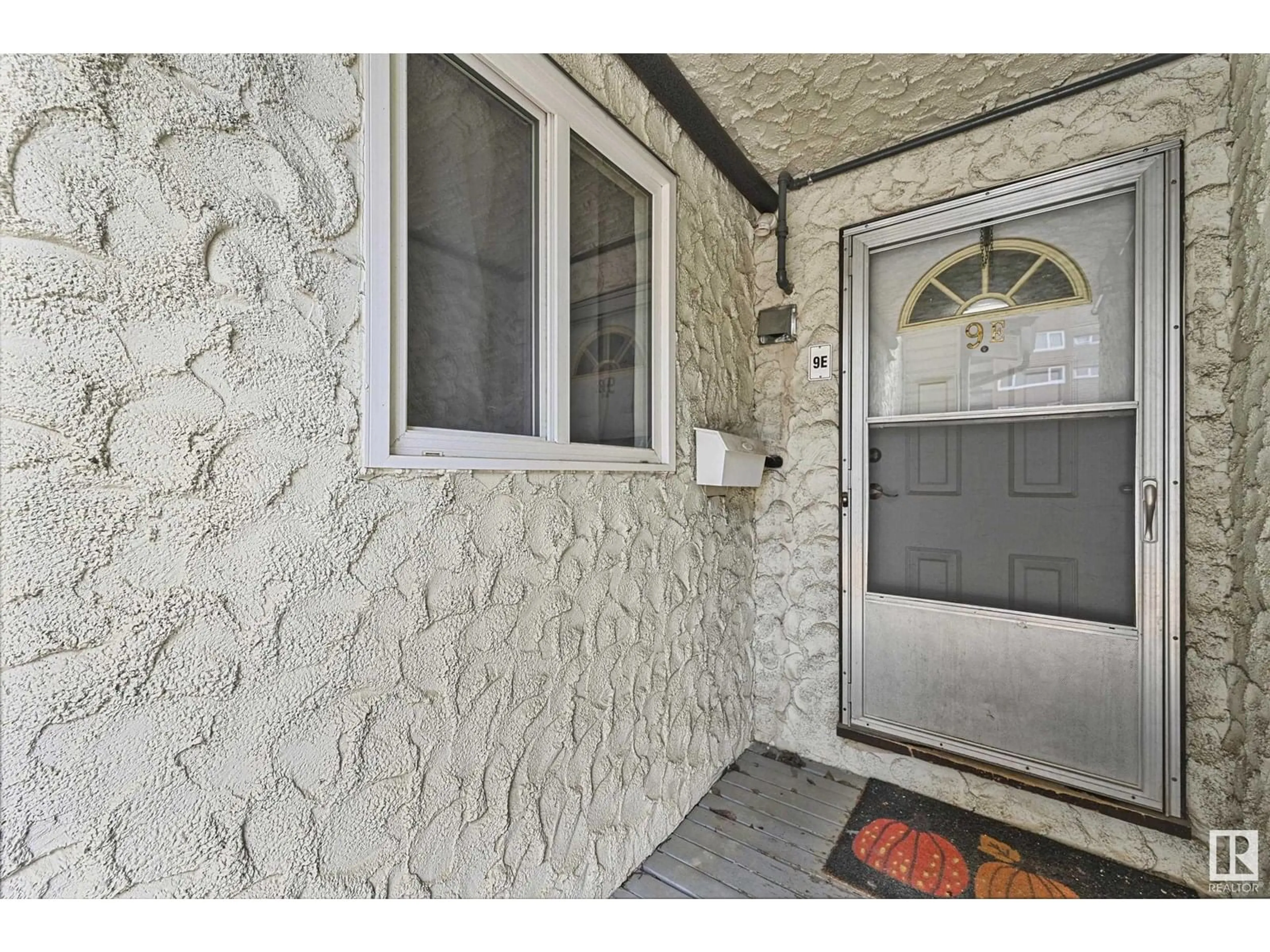 Indoor entryway for MEADOWLARK VG NW, Edmonton Alberta T5R5X3