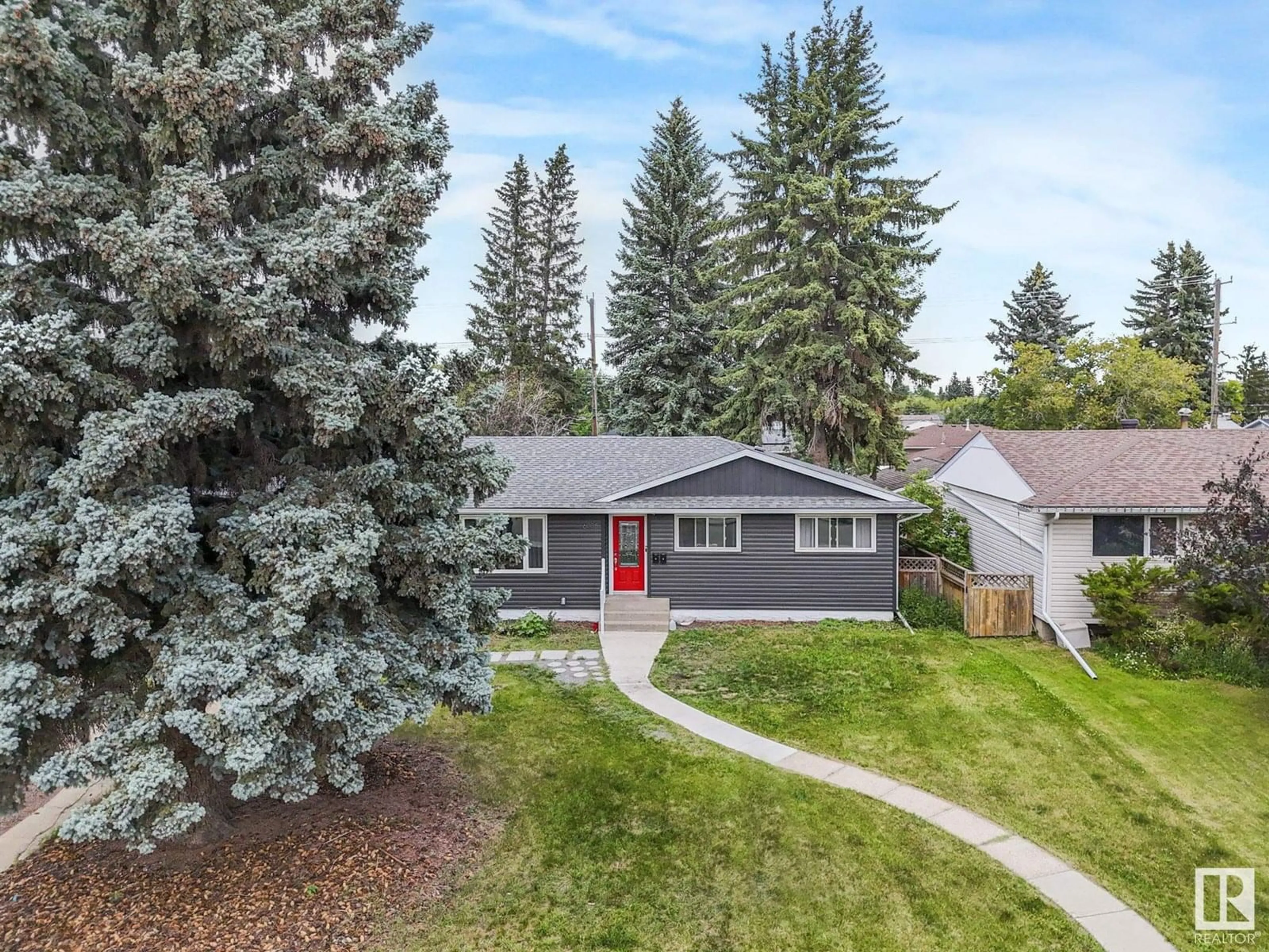 A pic from outside/outdoor area/front of a property/back of a property/a pic from drone, street for 6008 101A AV, Edmonton Alberta T6A0M1
