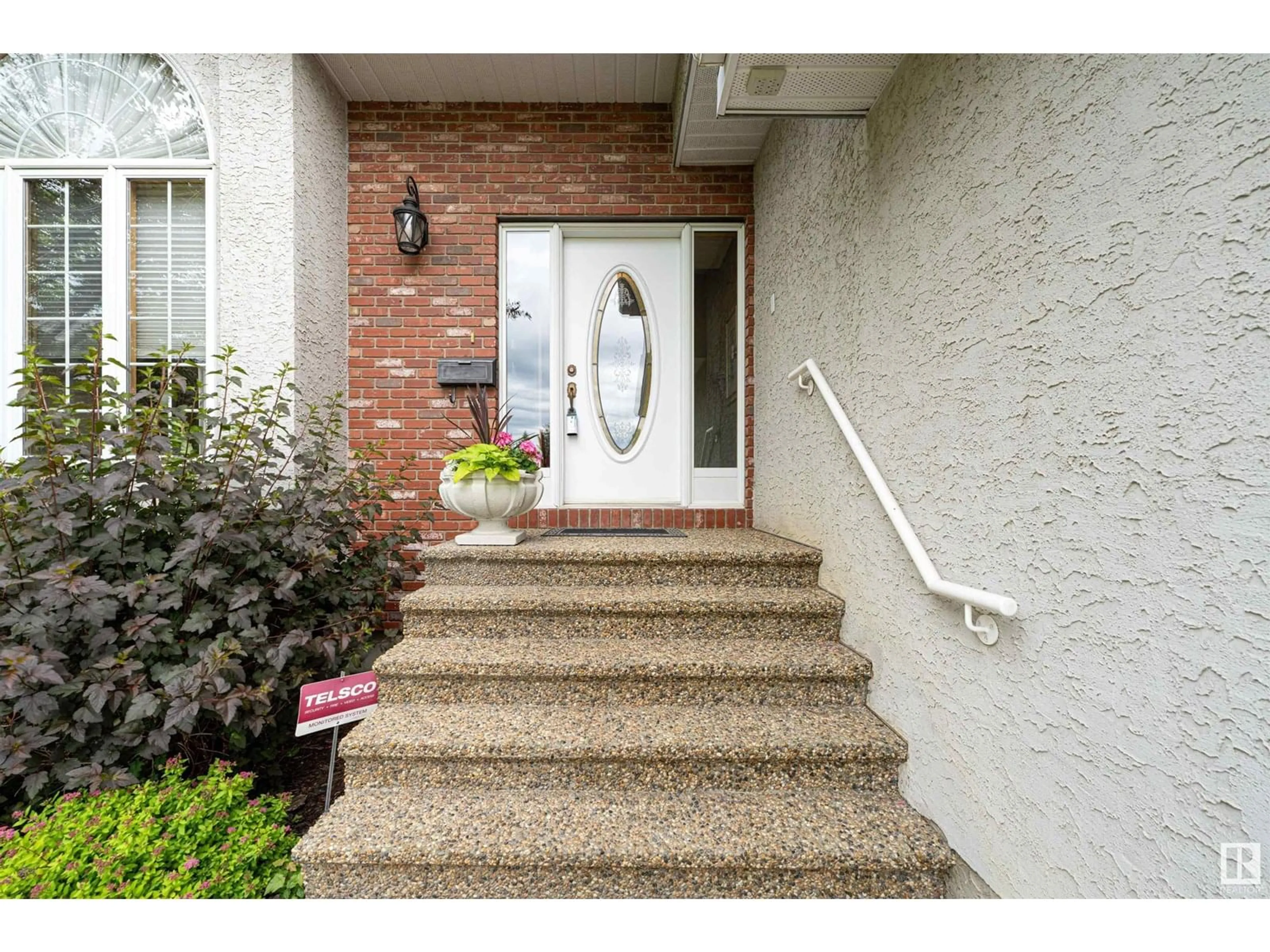 Indoor entryway for 8 KINGSBRIDGE CL, St. Albert Alberta T8N5W7