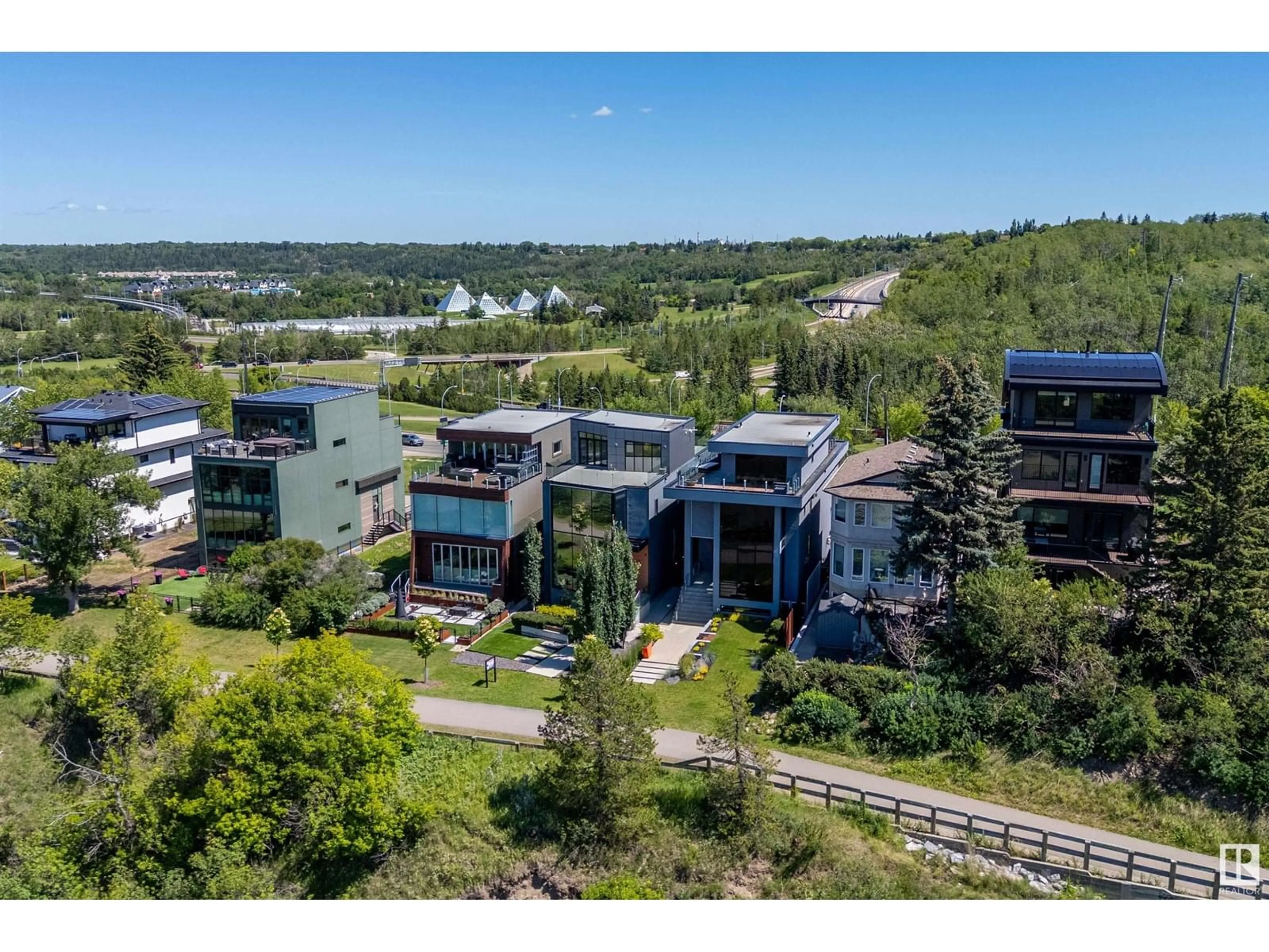 A pic from outside/outdoor area/front of a property/back of a property/a pic from drone, water/lake/river/ocean view for NW - 9509 99B ST, Edmonton Alberta T6E3X1