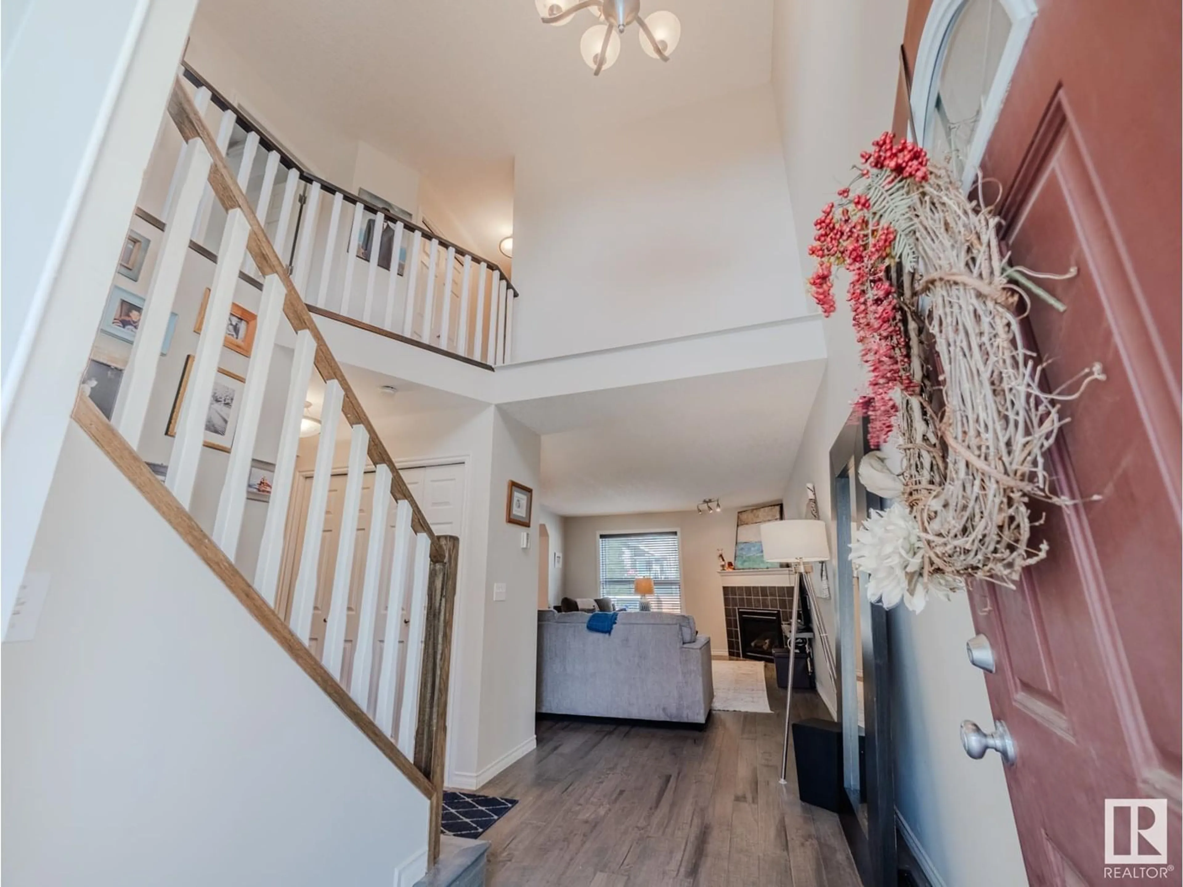 Indoor foyer for NW - 21116 46 AV, Edmonton Alberta T6M0G4