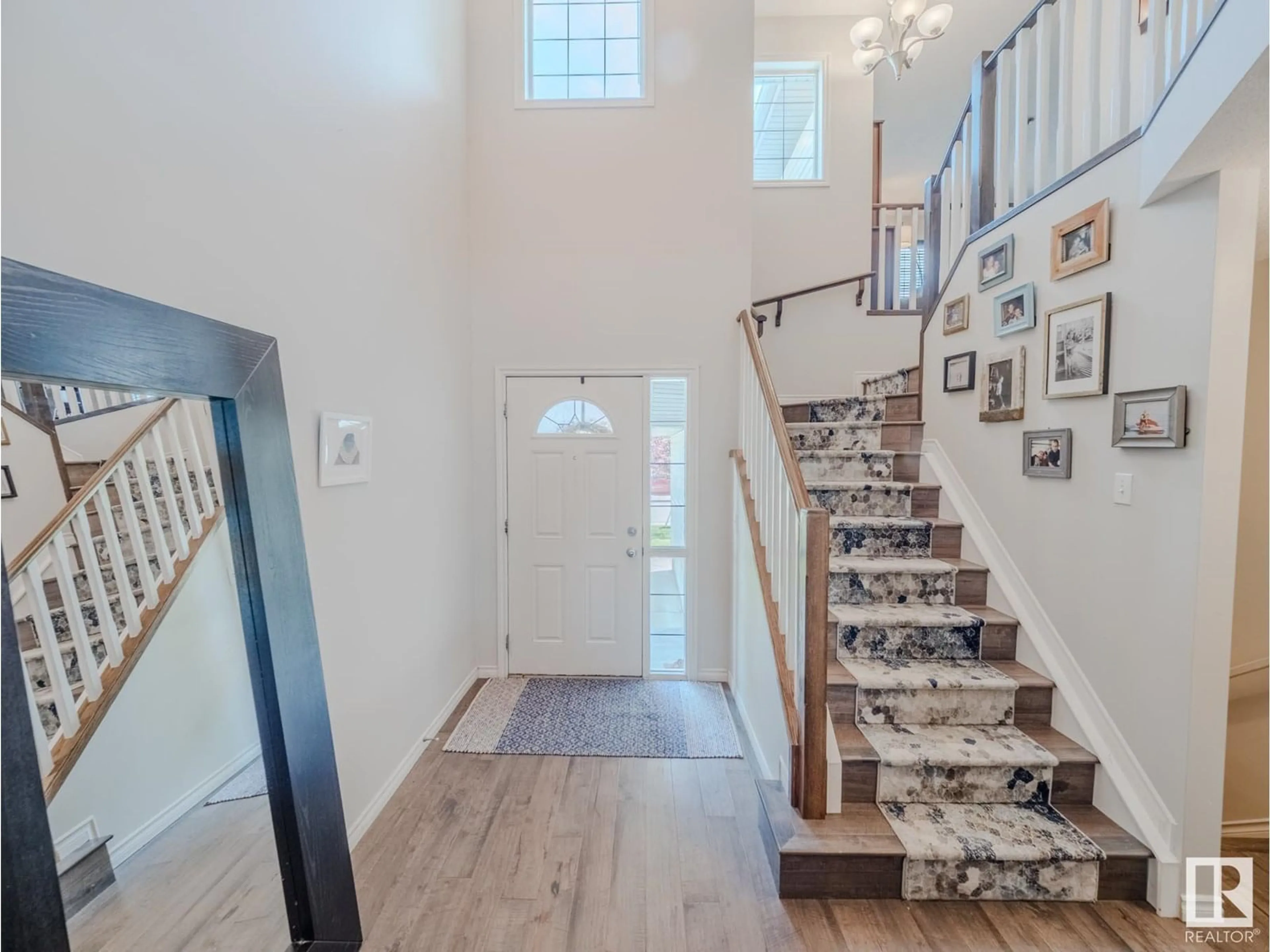 Indoor entryway for NW - 21116 46 AV, Edmonton Alberta T6M0G4
