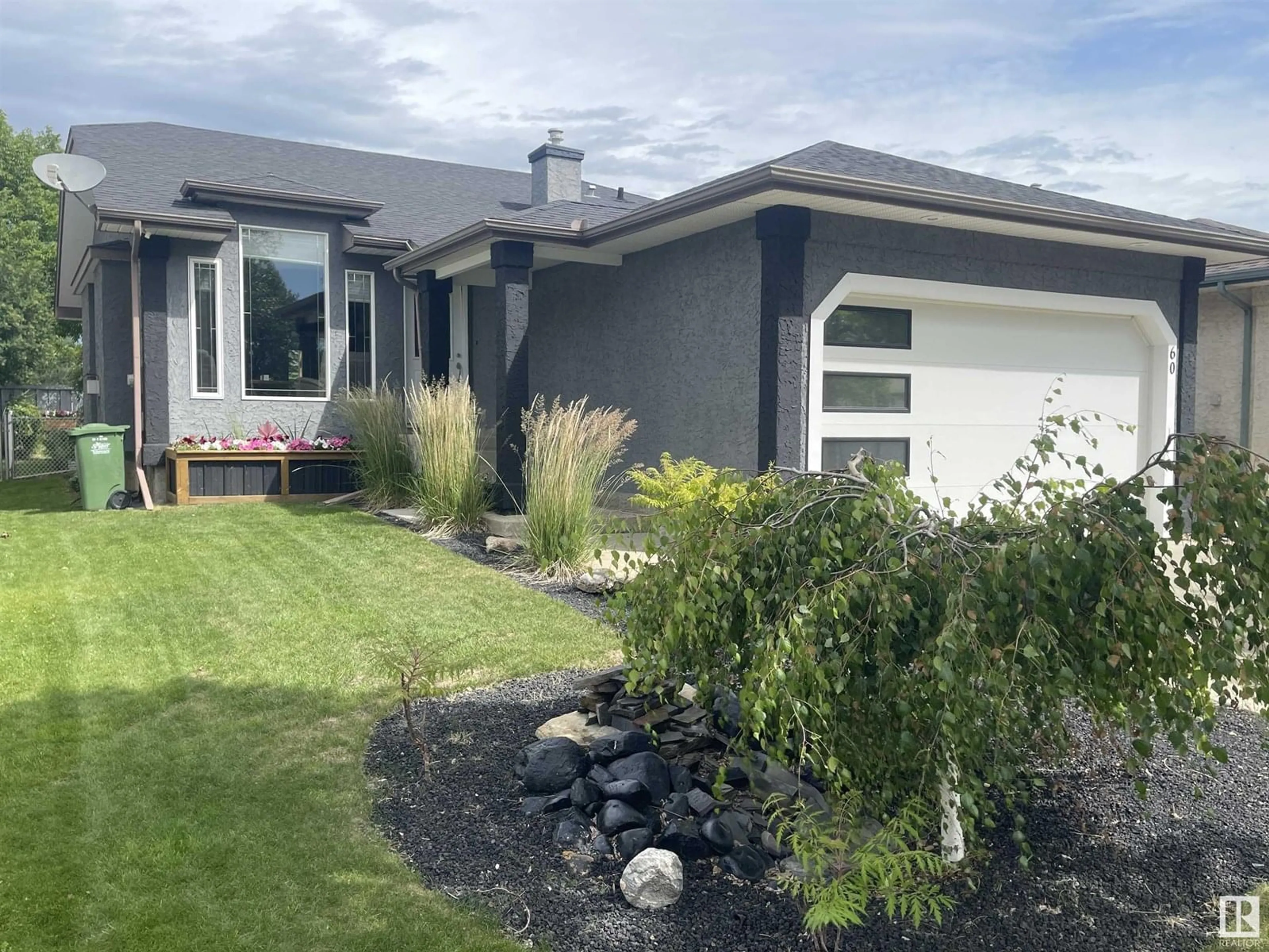 Home with vinyl exterior material, street for 60 OAKMONT DR, St. Albert Alberta T8N6M2