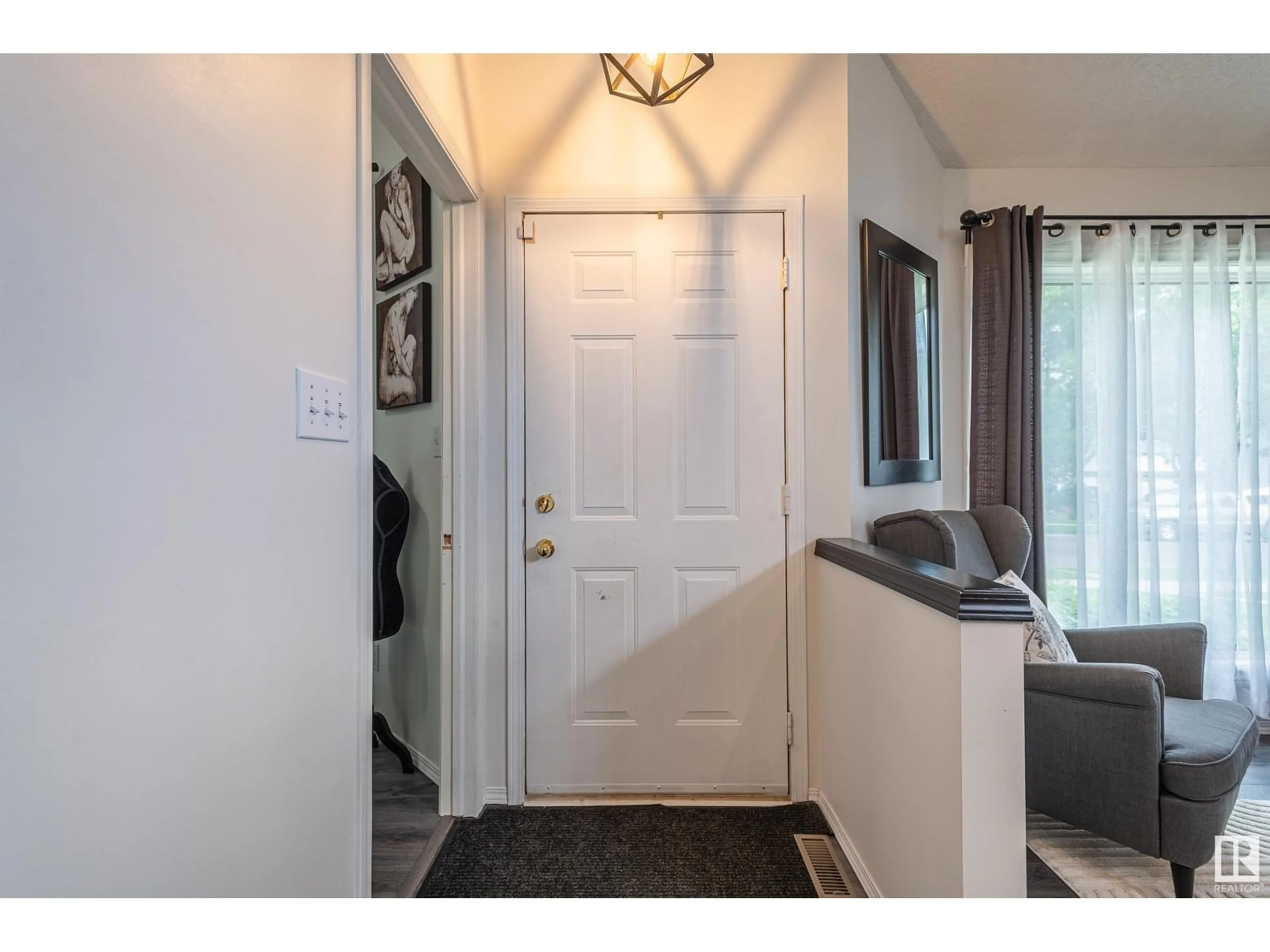 Indoor entryway for 9807 80 AV, Edmonton Alberta T6E1S9
