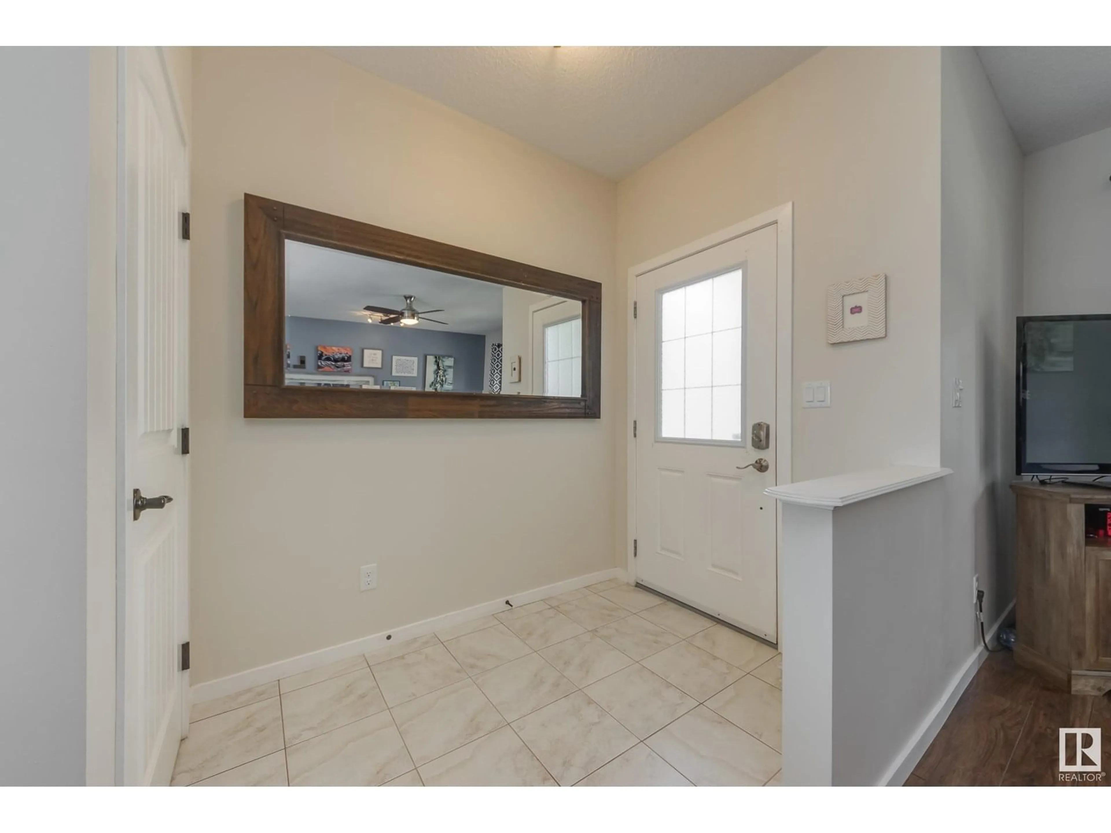 Indoor entryway for 7404 15A AV SW, Edmonton Alberta T6X0E1