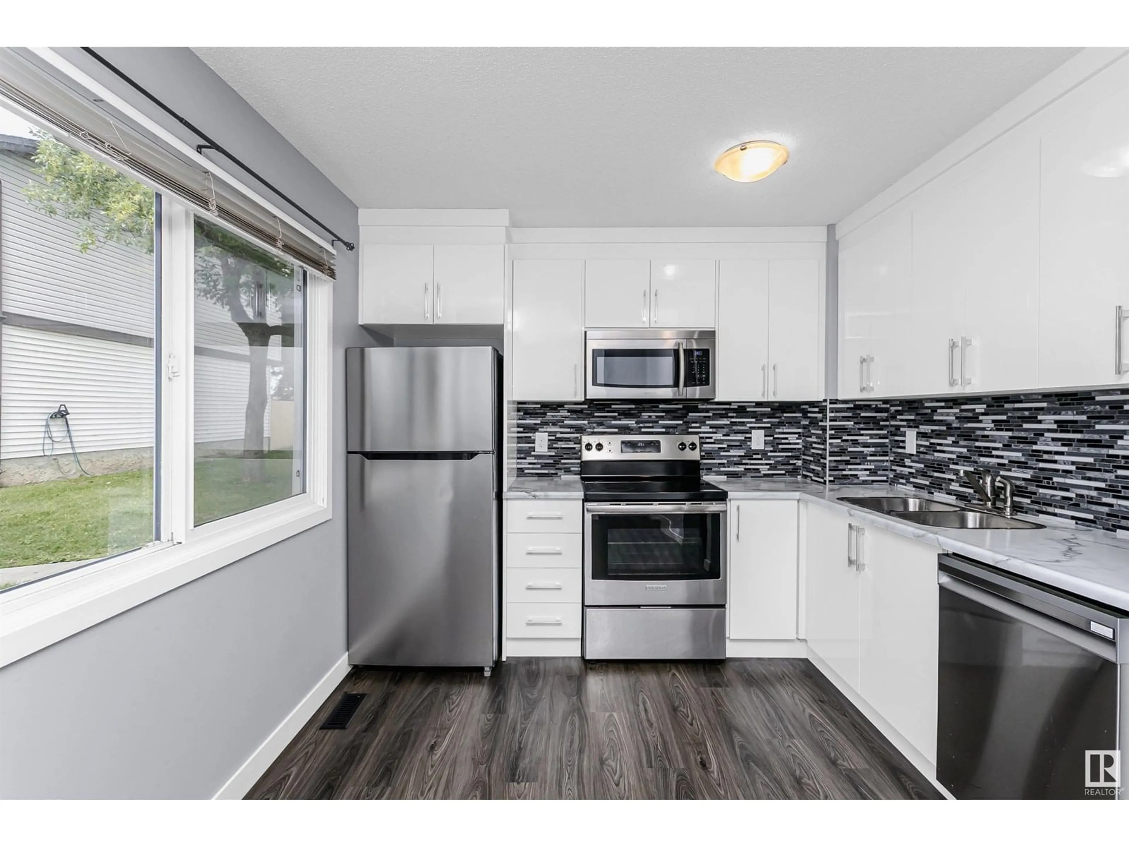 Standard kitchen, wood/laminate floor for NW - 14658 54 ST, Edmonton Alberta T5A4L5