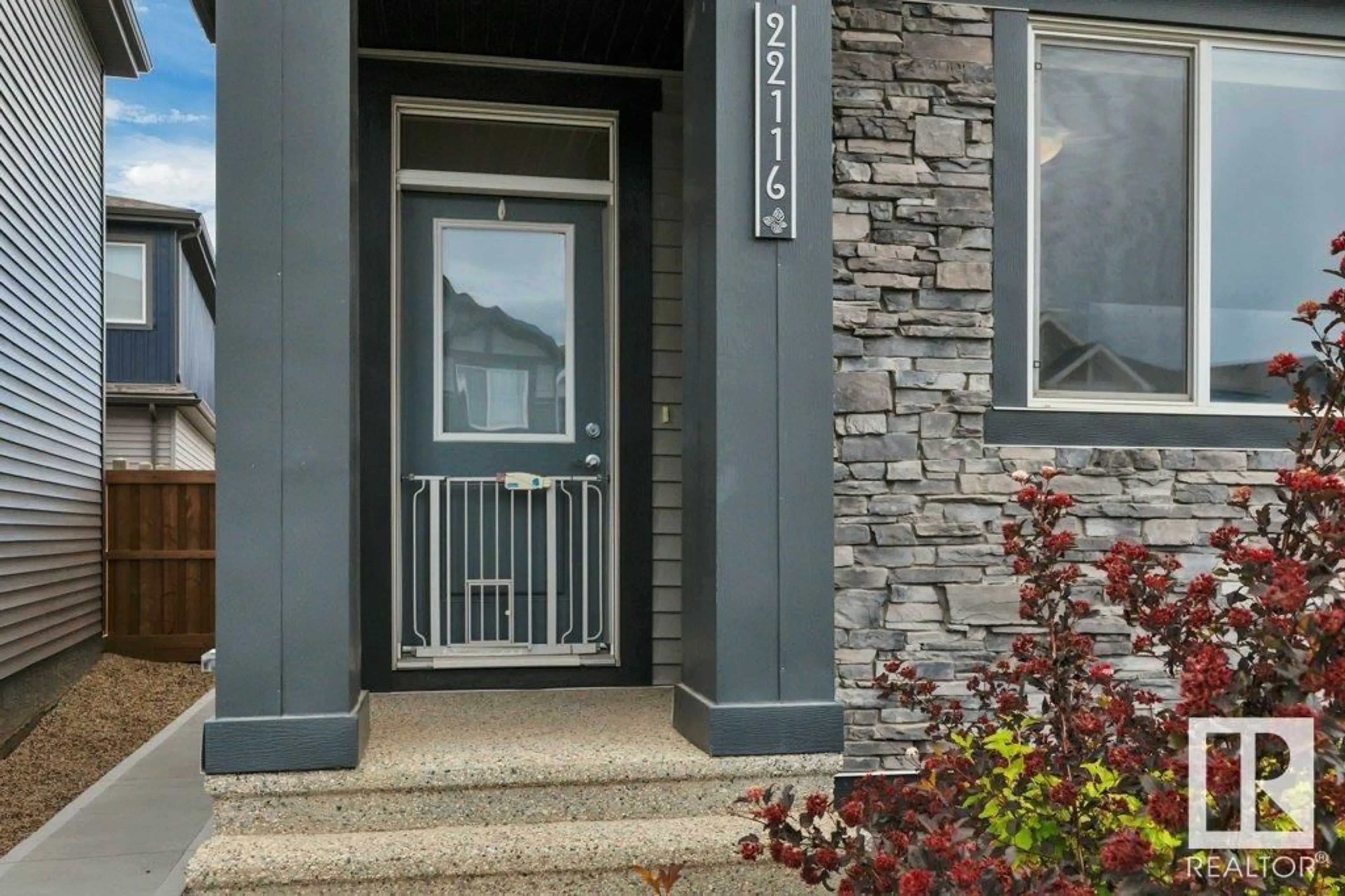 Indoor entryway for NW - 22116 85 AV, Edmonton Alberta T5T7E4