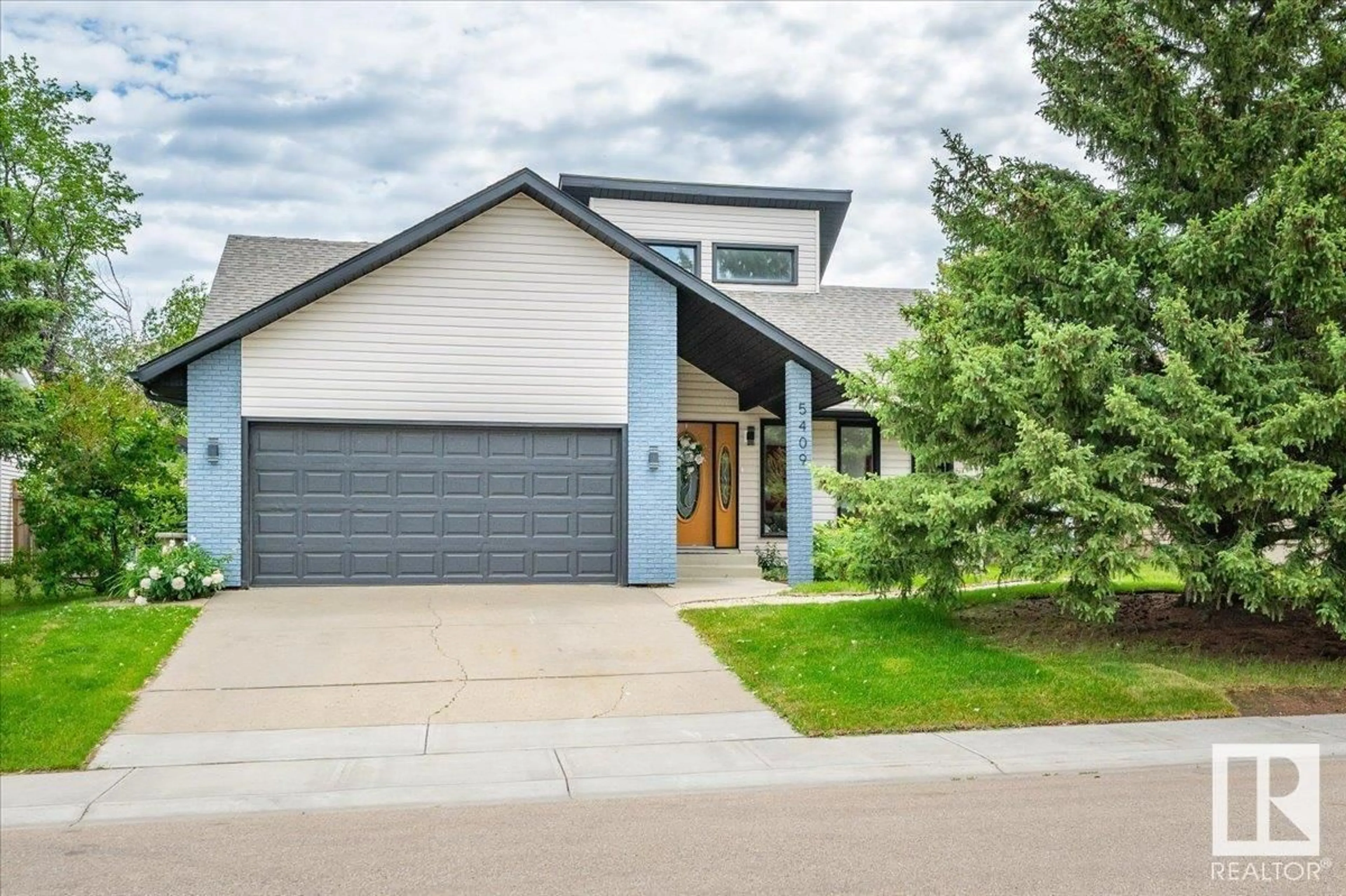 Home with vinyl exterior material, street for 5409 56 ST, Beaumont Alberta T4X1A5