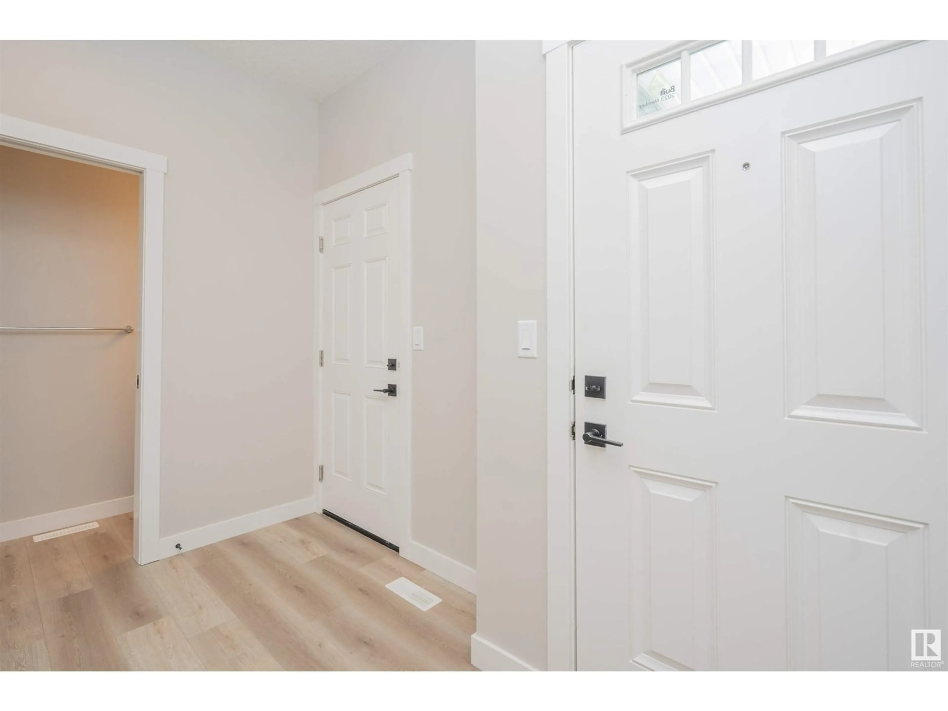 Indoor entryway for 17607 48ST NW, Edmonton Alberta T5Y0N4